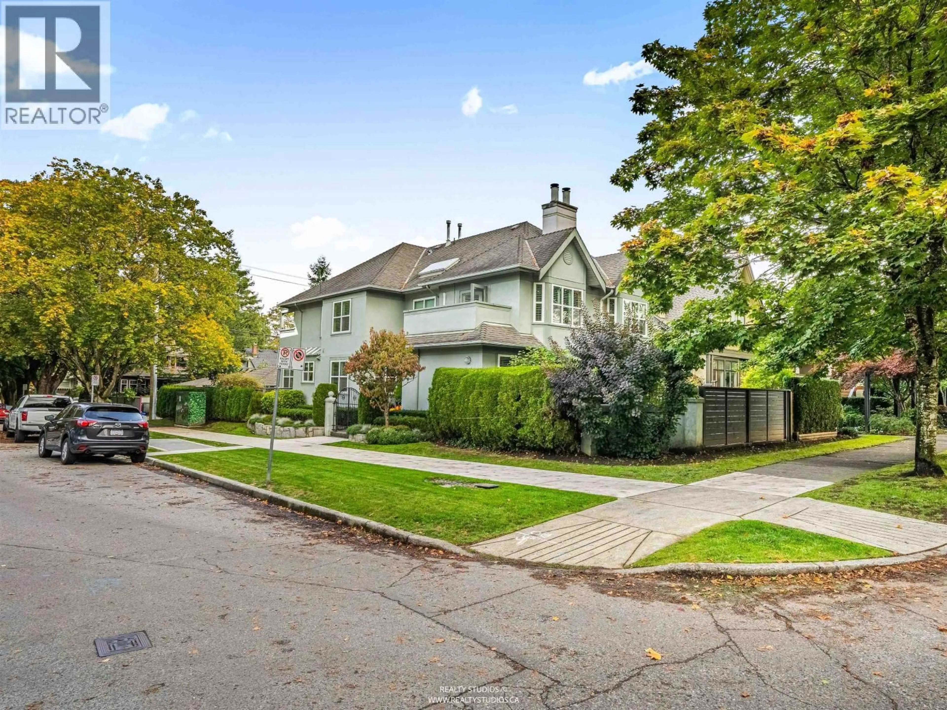 A pic from outside/outdoor area/front of a property/back of a property/a pic from drone, street for 2888 MAPLE STREET, Vancouver British Columbia V6J5A2