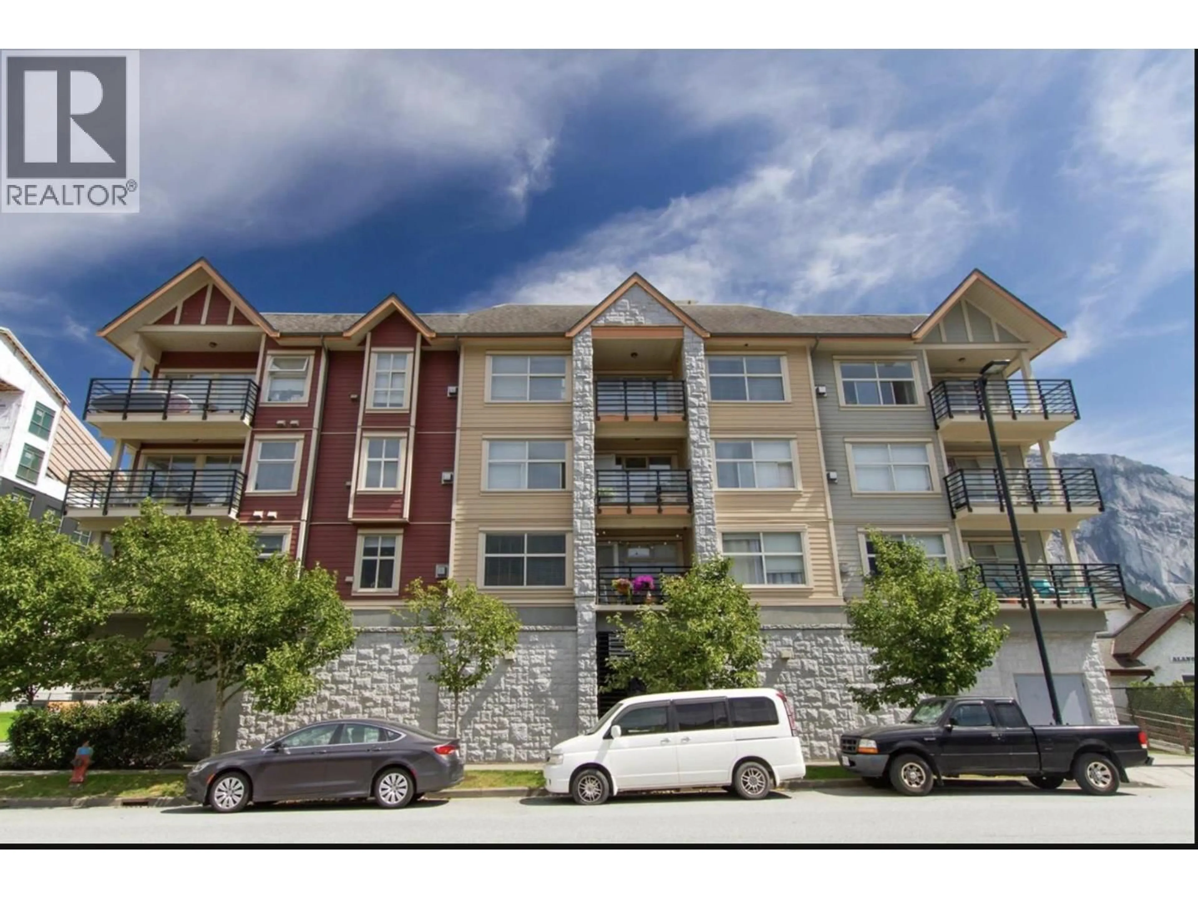 A pic from outside/outdoor area/front of a property/back of a property/a pic from drone, mountain view for 402 - 1310 VICTORIA STREET, Squamish British Columbia V0N3G0