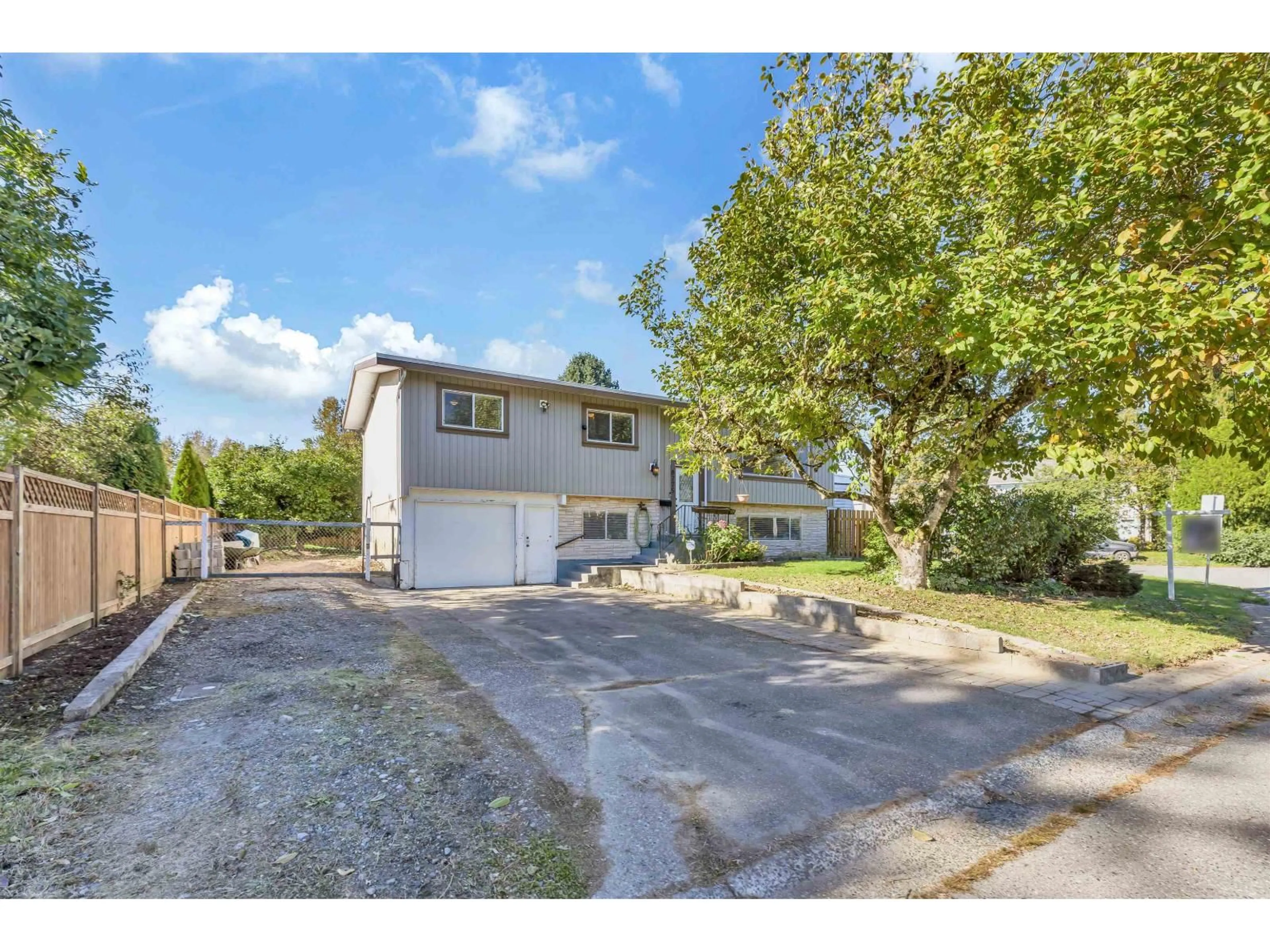 A pic from outside/outdoor area/front of a property/back of a property/a pic from drone, street for 8775 VICARS STREET, Chilliwack British Columbia V2P6V9