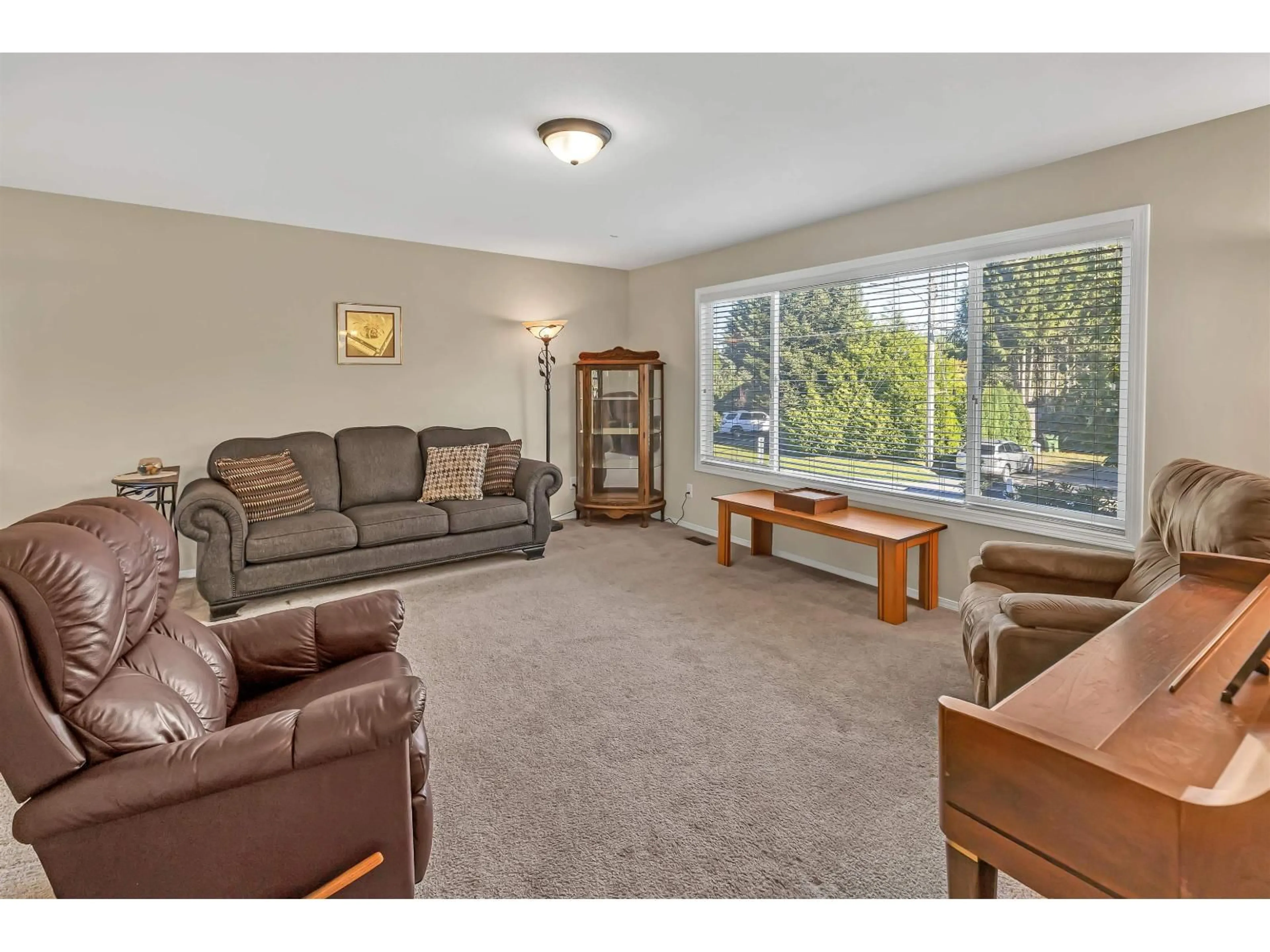 Living room with furniture, carpet floor for 8775 VICARS STREET, Chilliwack British Columbia V2P6V9