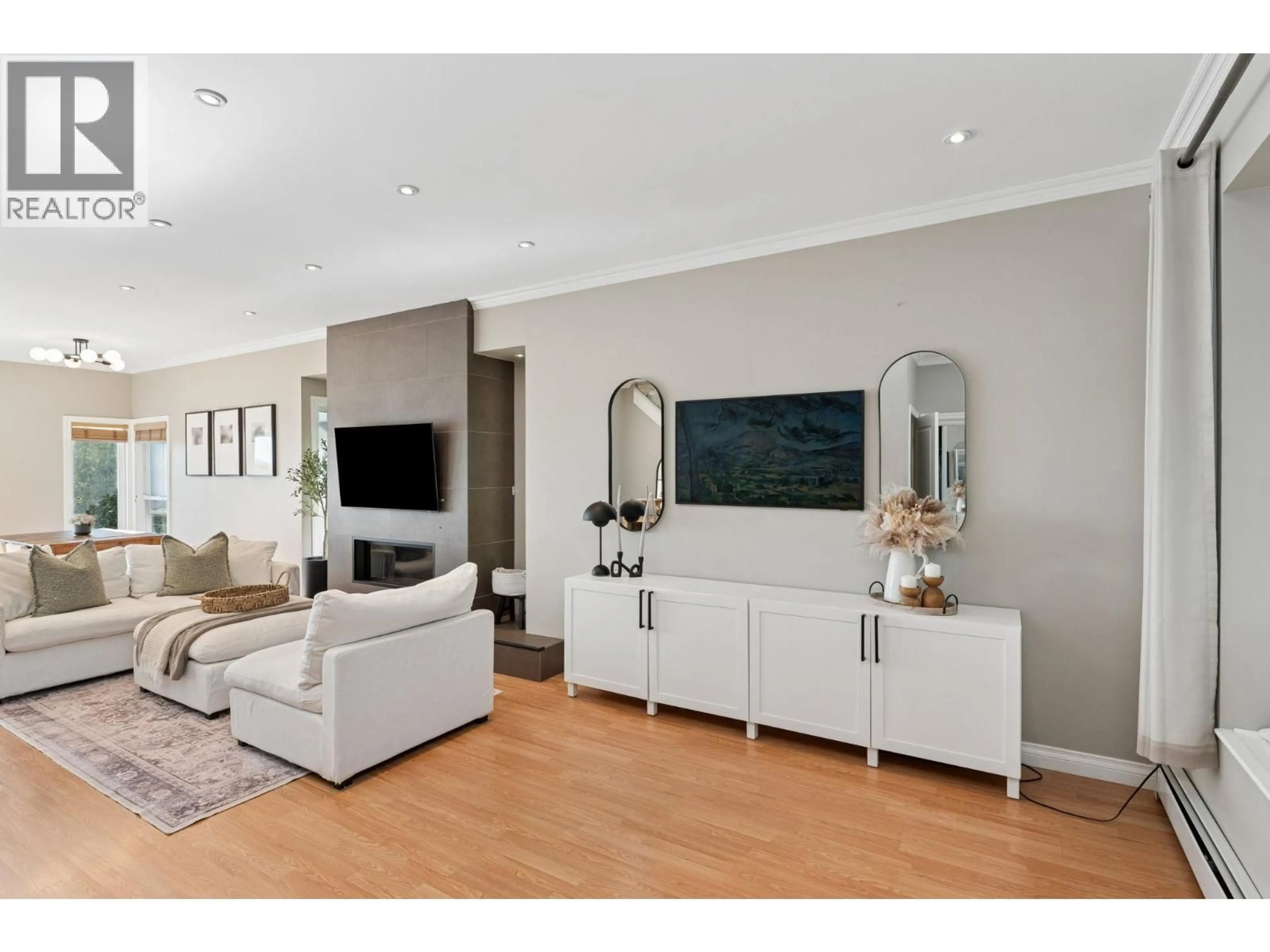 Living room with furniture, wood/laminate floor for 333 KEITH ROAD, North Vancouver British Columbia V7L1V6