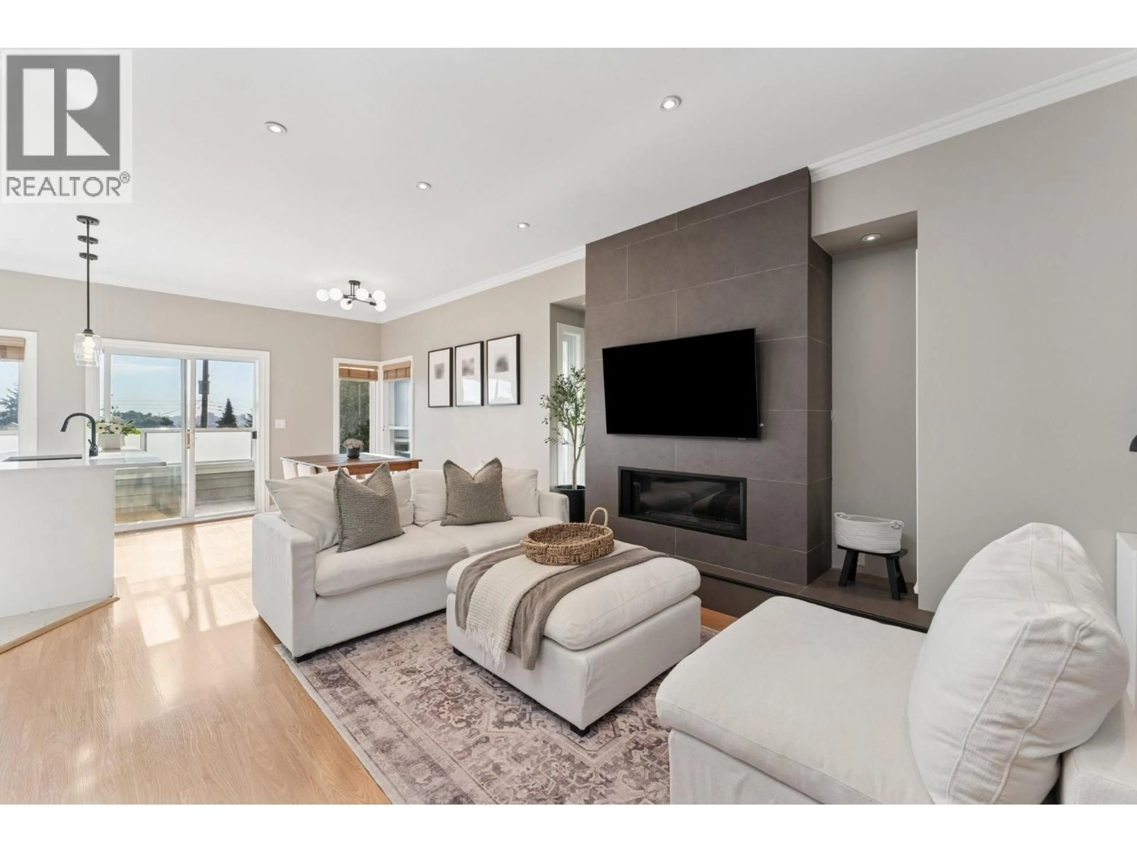 Living room with furniture, unknown for 333 KEITH ROAD, North Vancouver British Columbia V7L1V6
