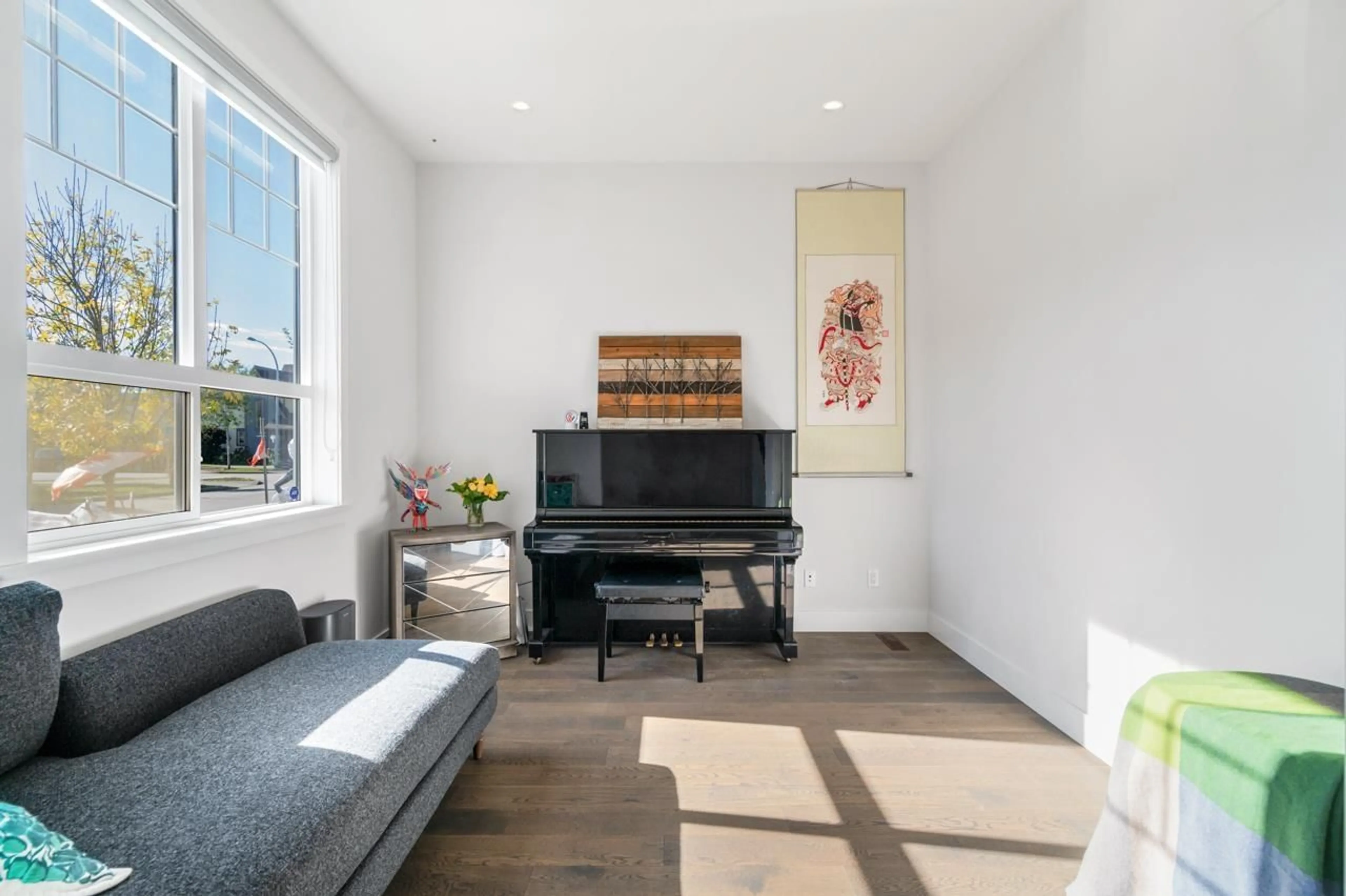Living room with furniture, wood/laminate floor for 16509 25, Surrey British Columbia V3Z0S2