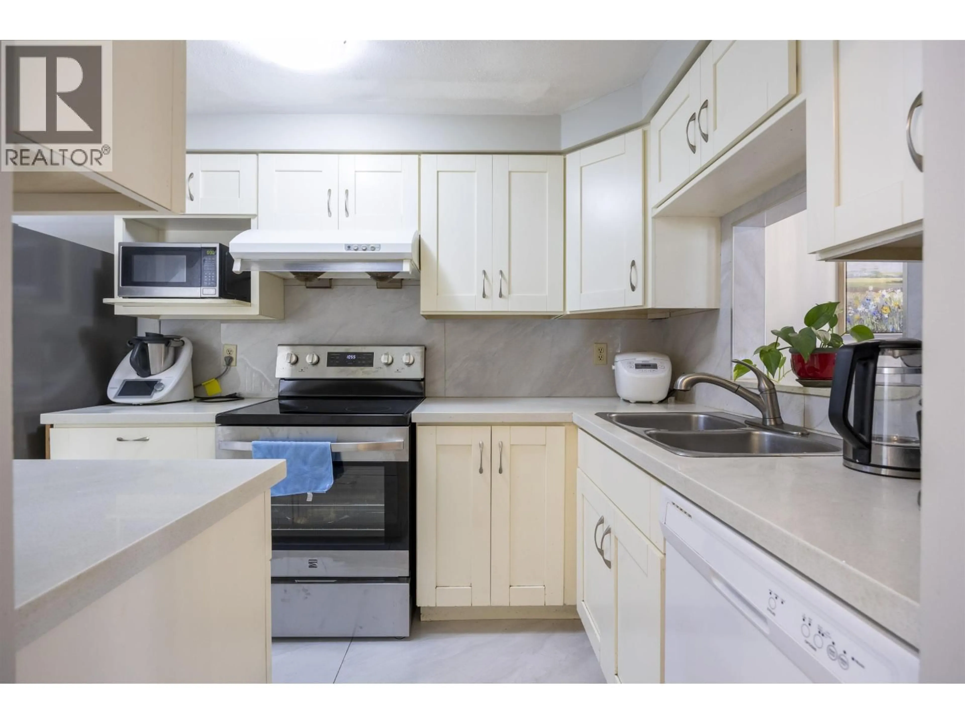 Standard kitchen, unknown for 180 - 100 LAVAL STREET, Coquitlam British Columbia V3K6N2