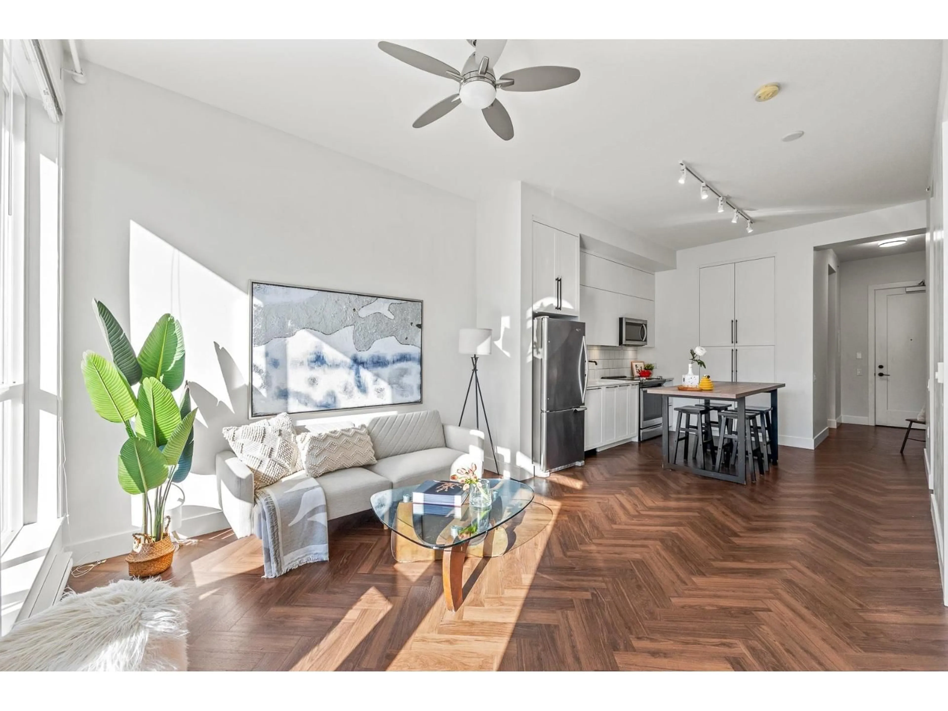 Living room with furniture, unknown for 401 - 14968 101A, Surrey British Columbia V3R0E8