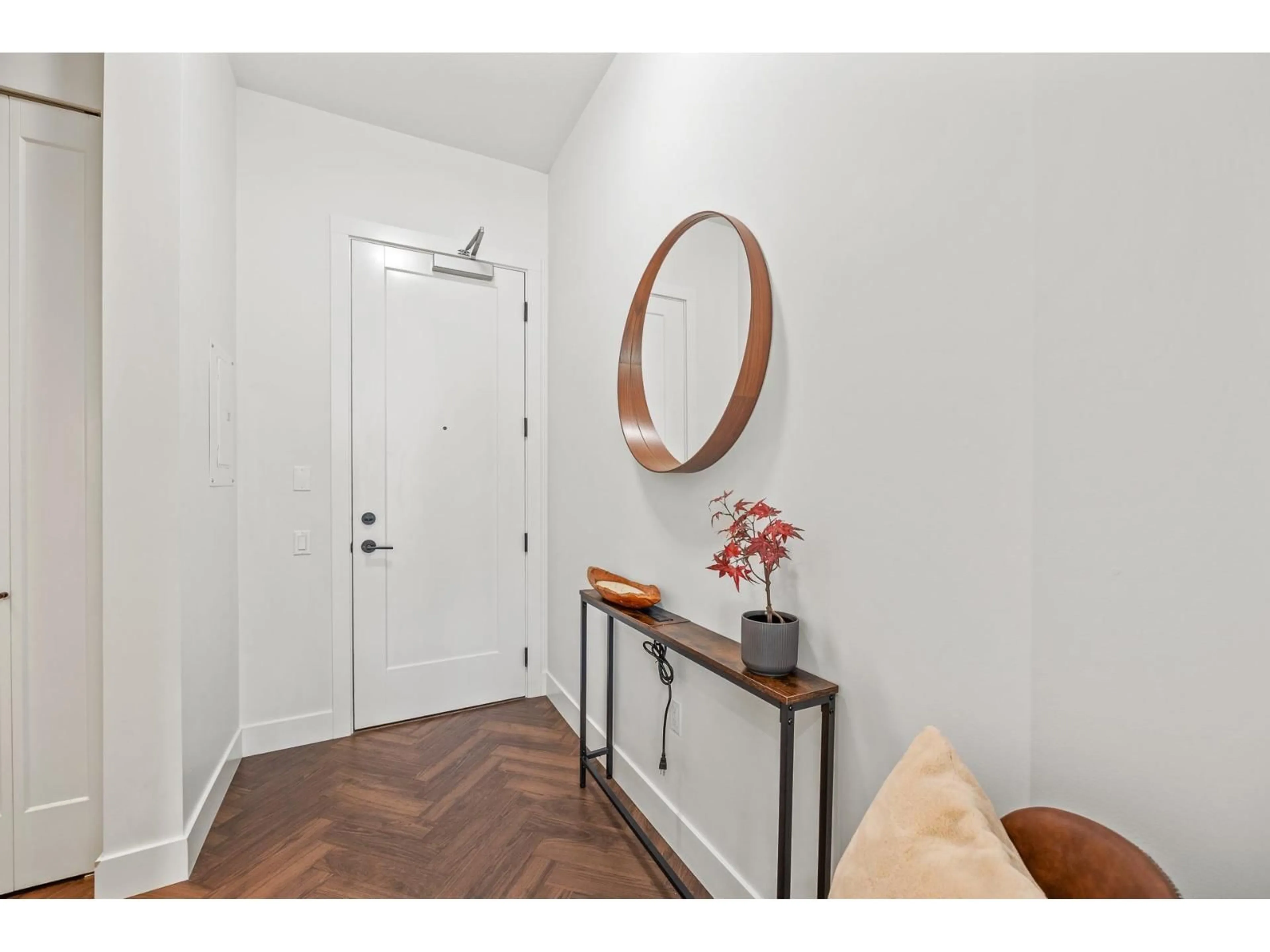 Indoor entryway for 401 - 14968 101A, Surrey British Columbia V3R0E8