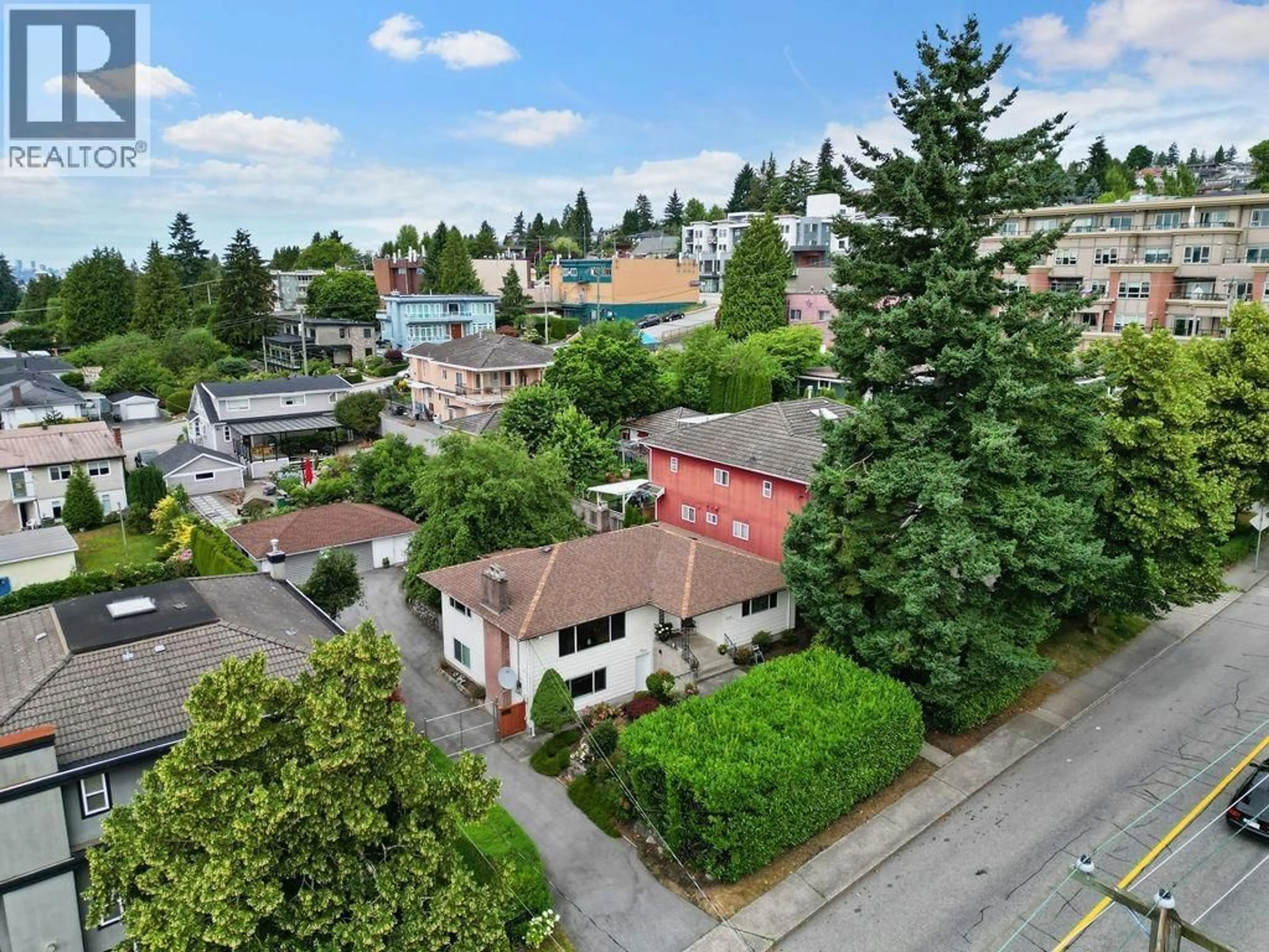 A pic from outside/outdoor area/front of a property/back of a property/a pic from drone, street for 535 HOLDOM AVENUE, Burnaby British Columbia V5B3V3