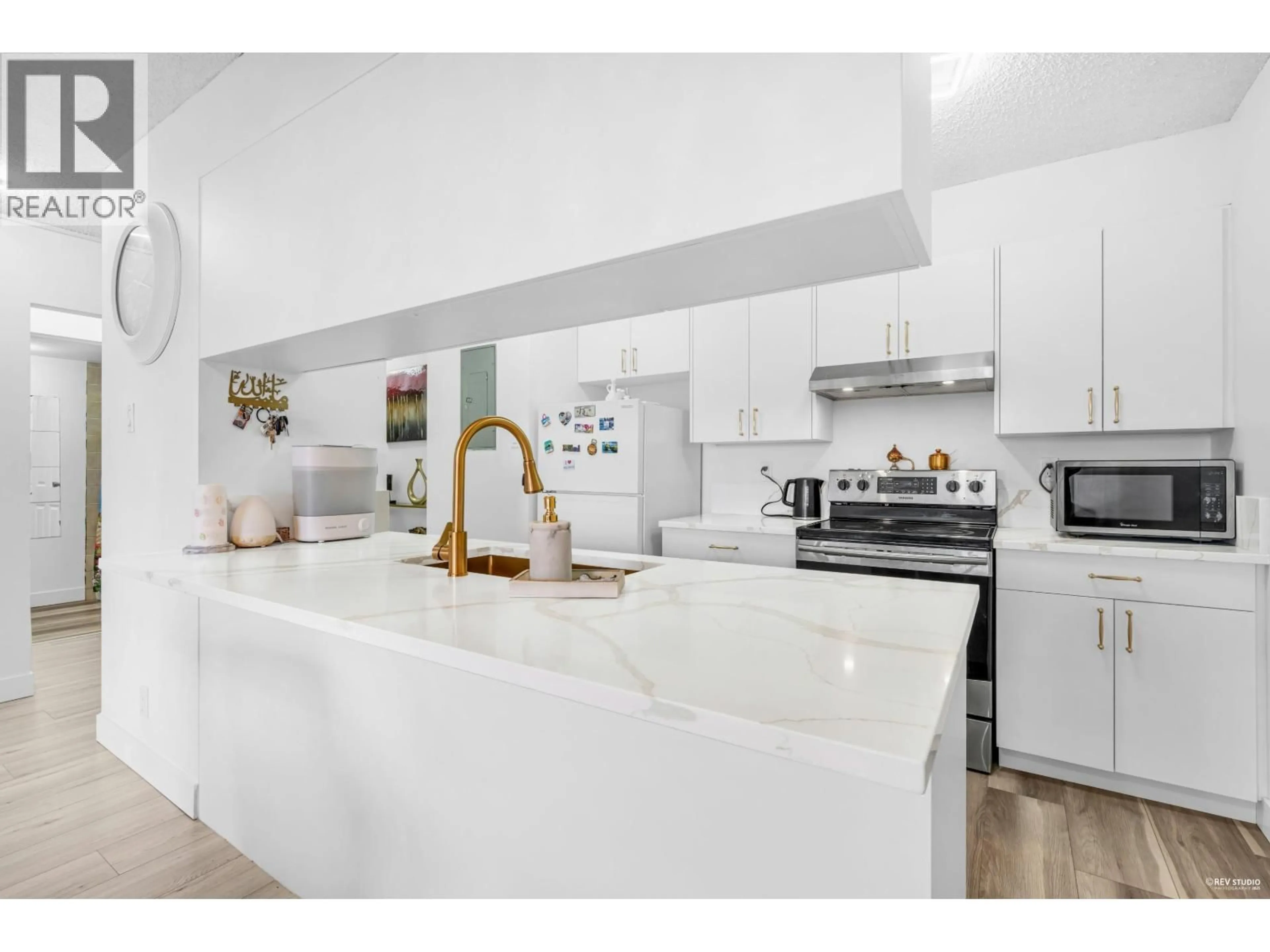 Open concept kitchen, unknown for 1501 - 9521 CARDSTON COURT, Burnaby British Columbia V3N4R8