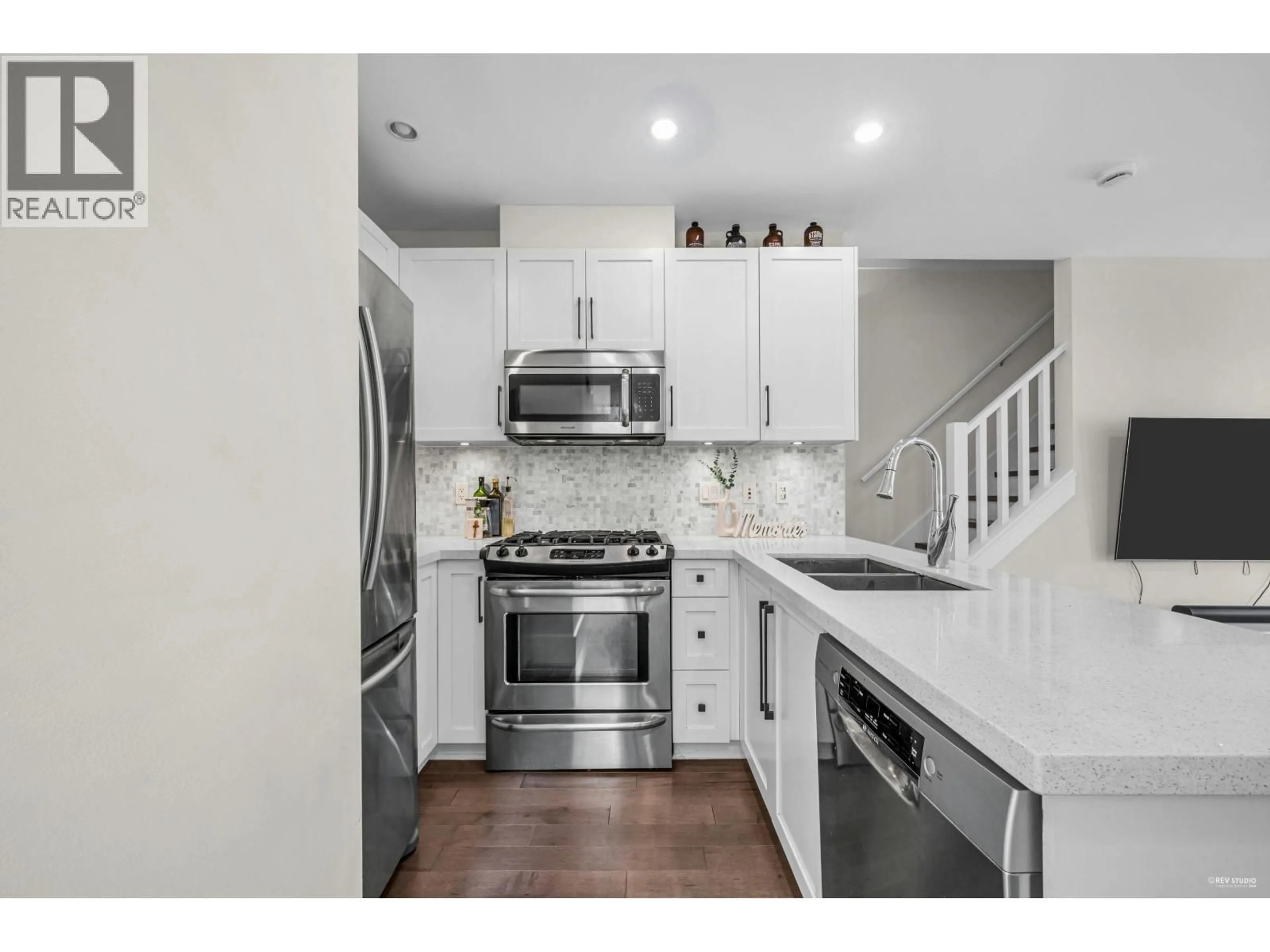 Open concept kitchen, ceramic/tile floor for 333 7TH AVENUE, Vancouver British Columbia V5T1M9