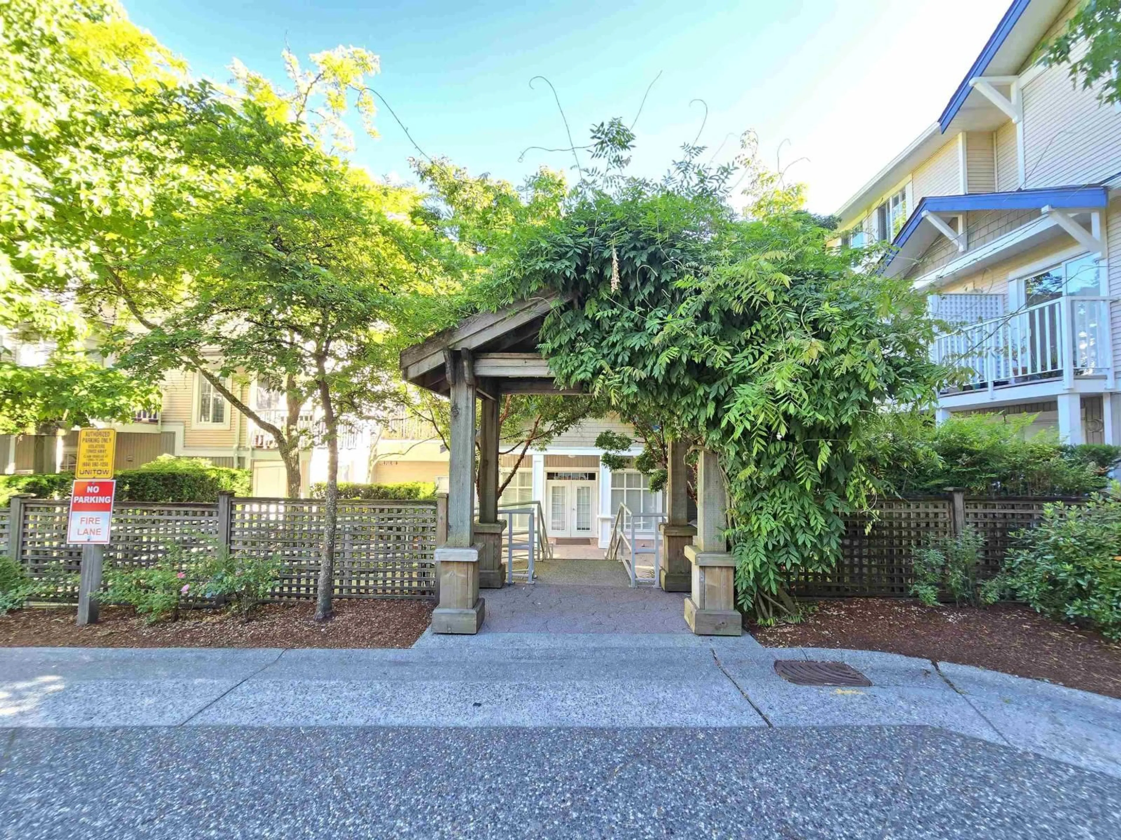 Unknown for 68 - 6533 121, Surrey British Columbia V3W1M5