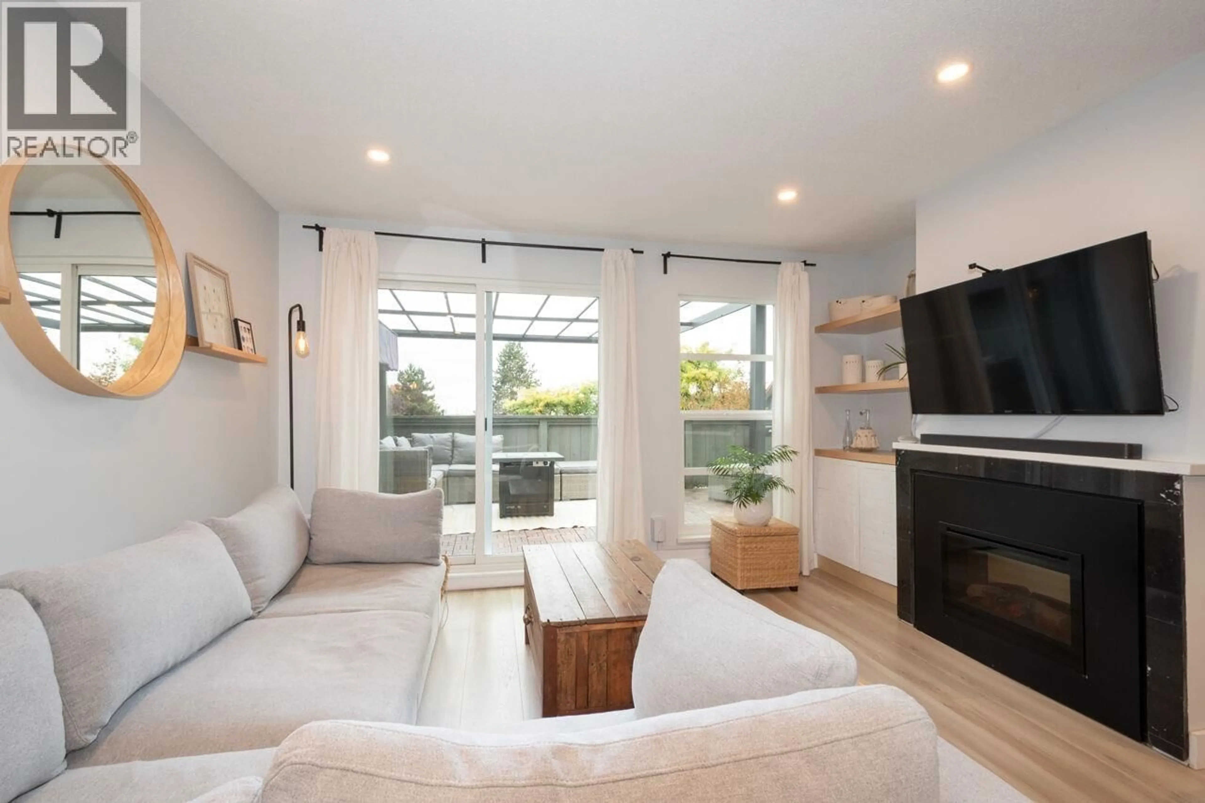 Living room with furniture, unknown for 31 - 900 17TH STREET, North Vancouver British Columbia V7P3K5