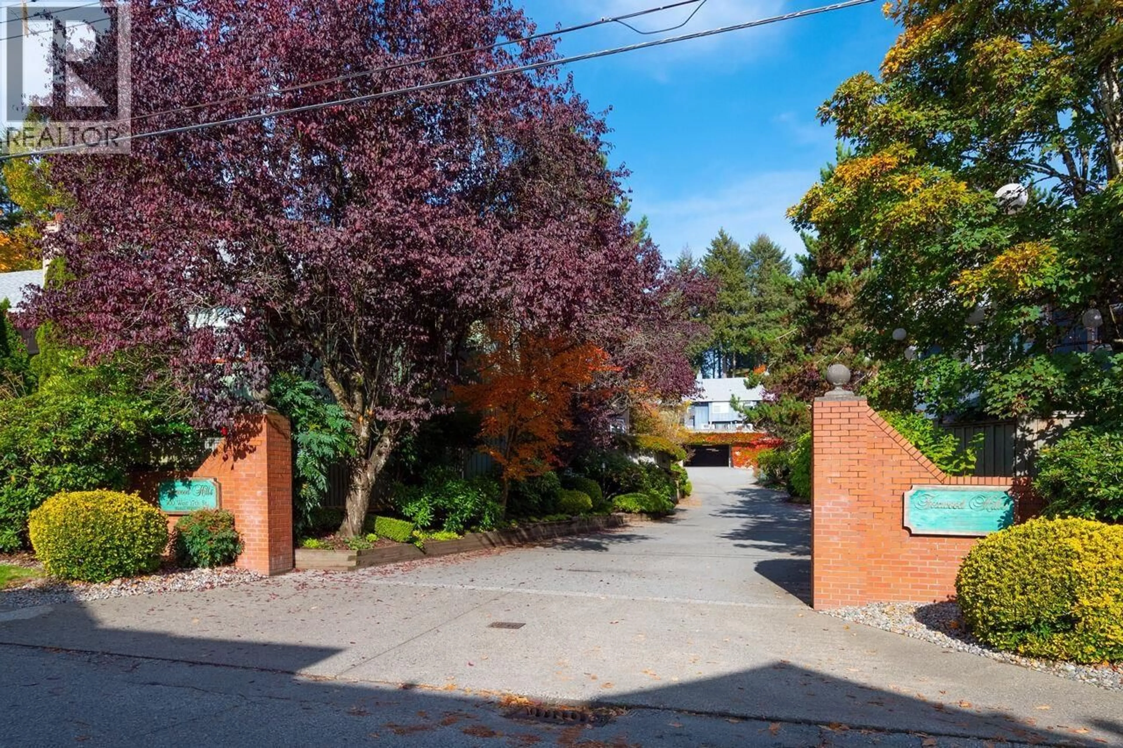 A pic from outside/outdoor area/front of a property/back of a property/a pic from drone, street for 31 - 900 17TH STREET, North Vancouver British Columbia V7P3K5