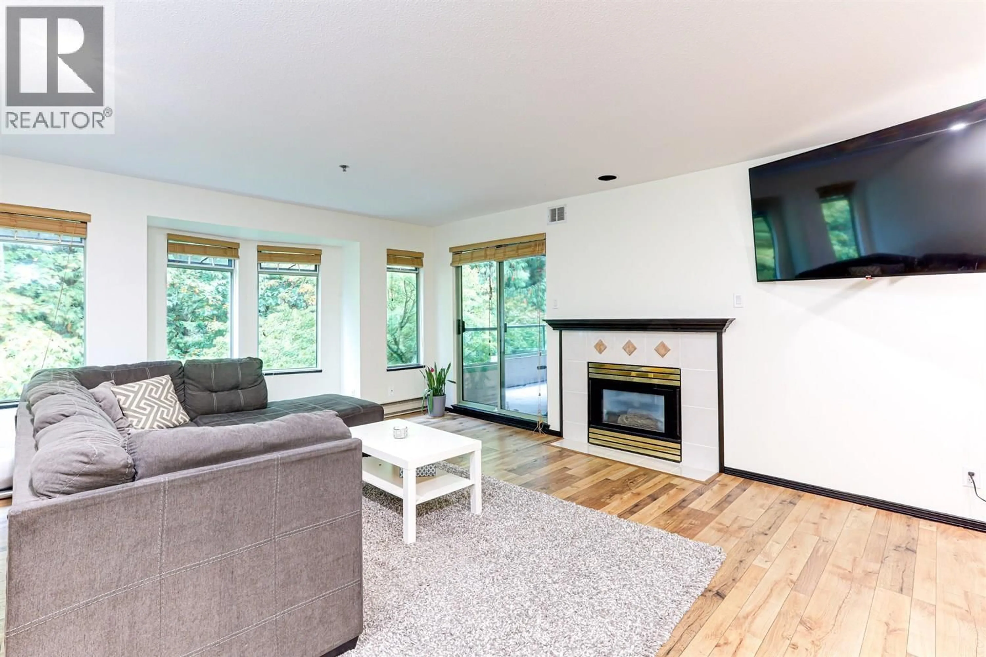 Living room with furniture, wood/laminate floor for 505 - 6737 STATION HILL COURT, Burnaby British Columbia V3N4V2
