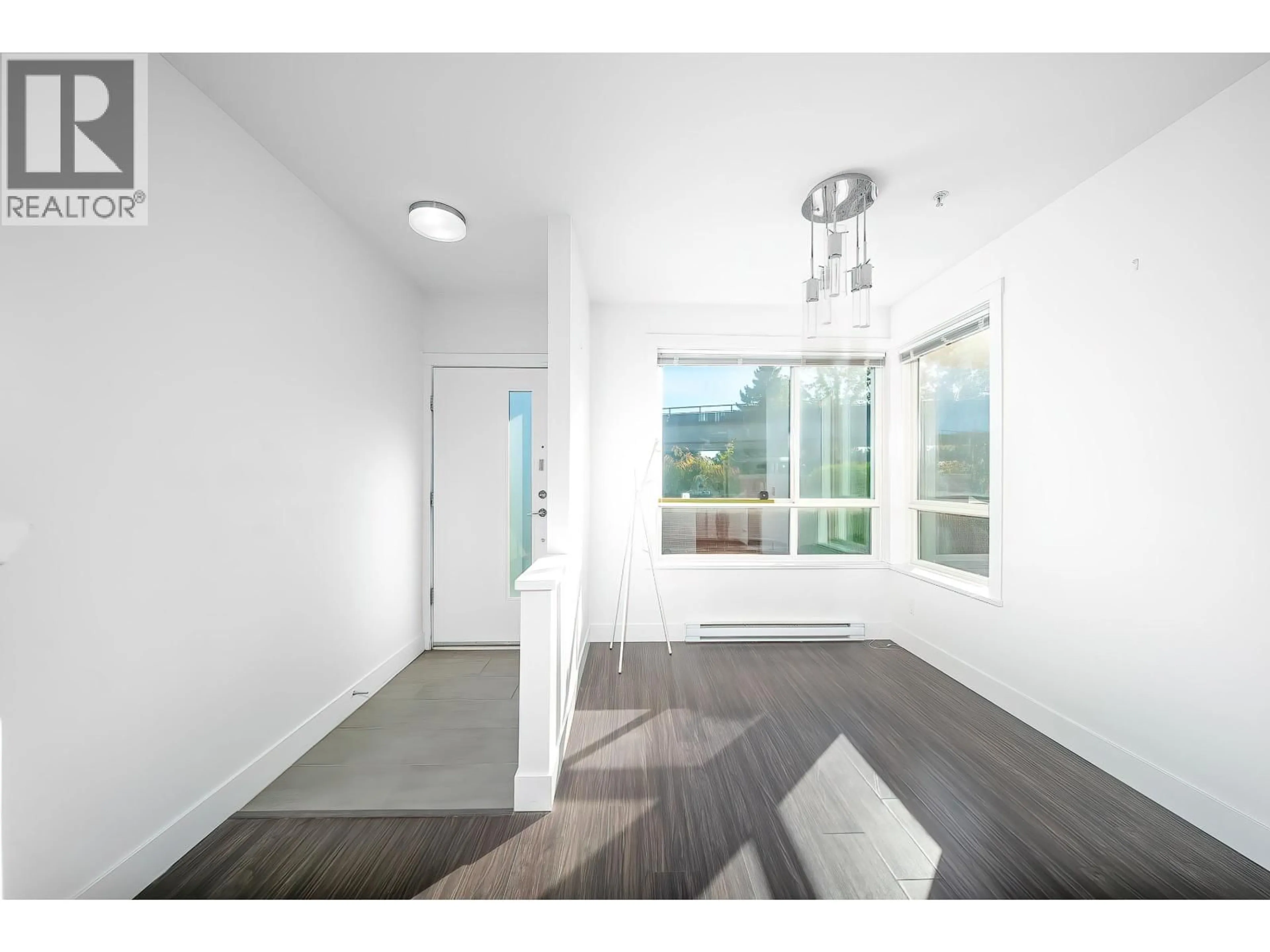 Indoor entryway for 18 - 6868 BURLINGTON AVENUE, Burnaby British Columbia V5J0G1