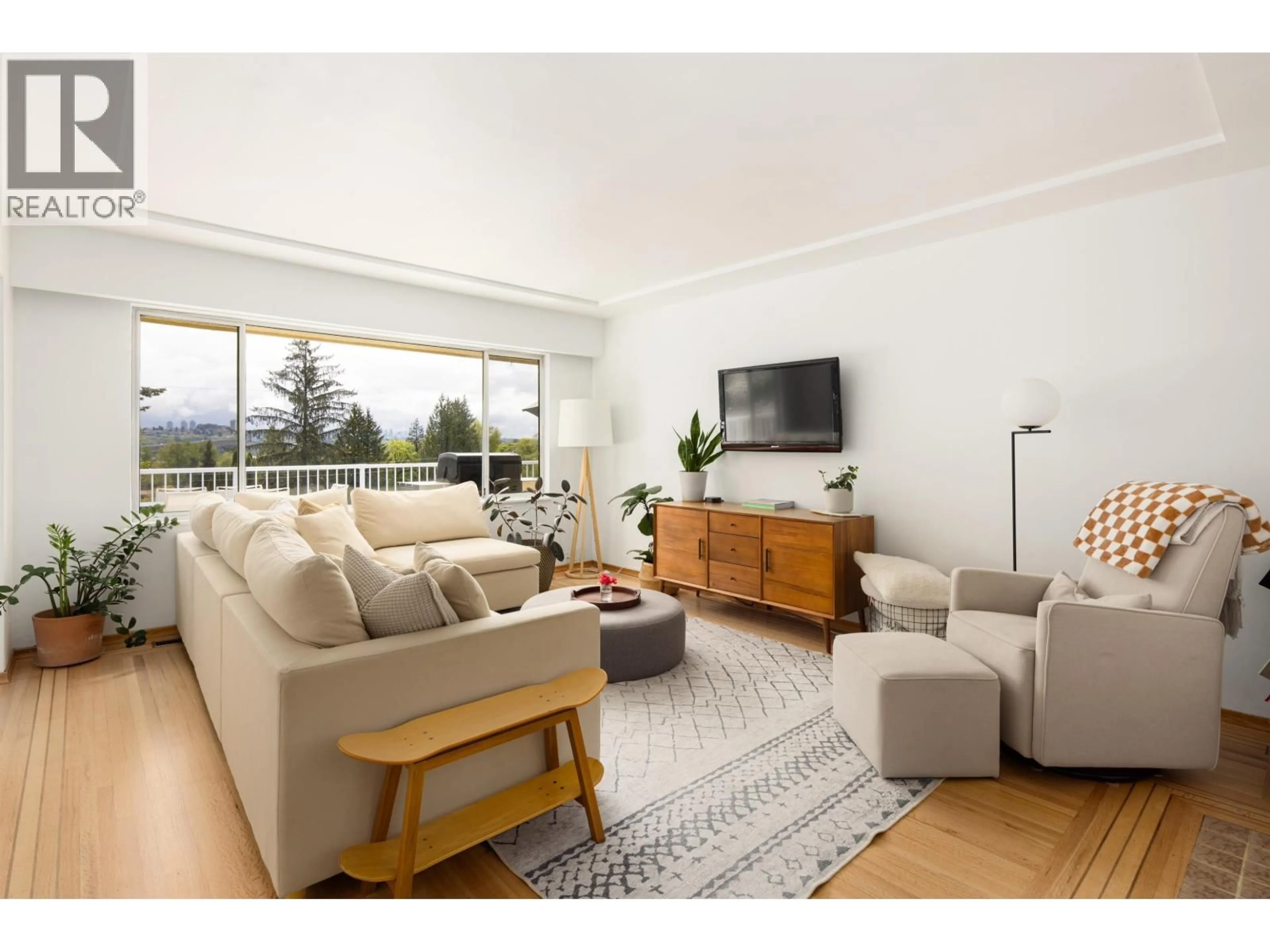 Living room with furniture, unknown for 1231 CLOVERLEY STREET, North Vancouver British Columbia V7L1N7