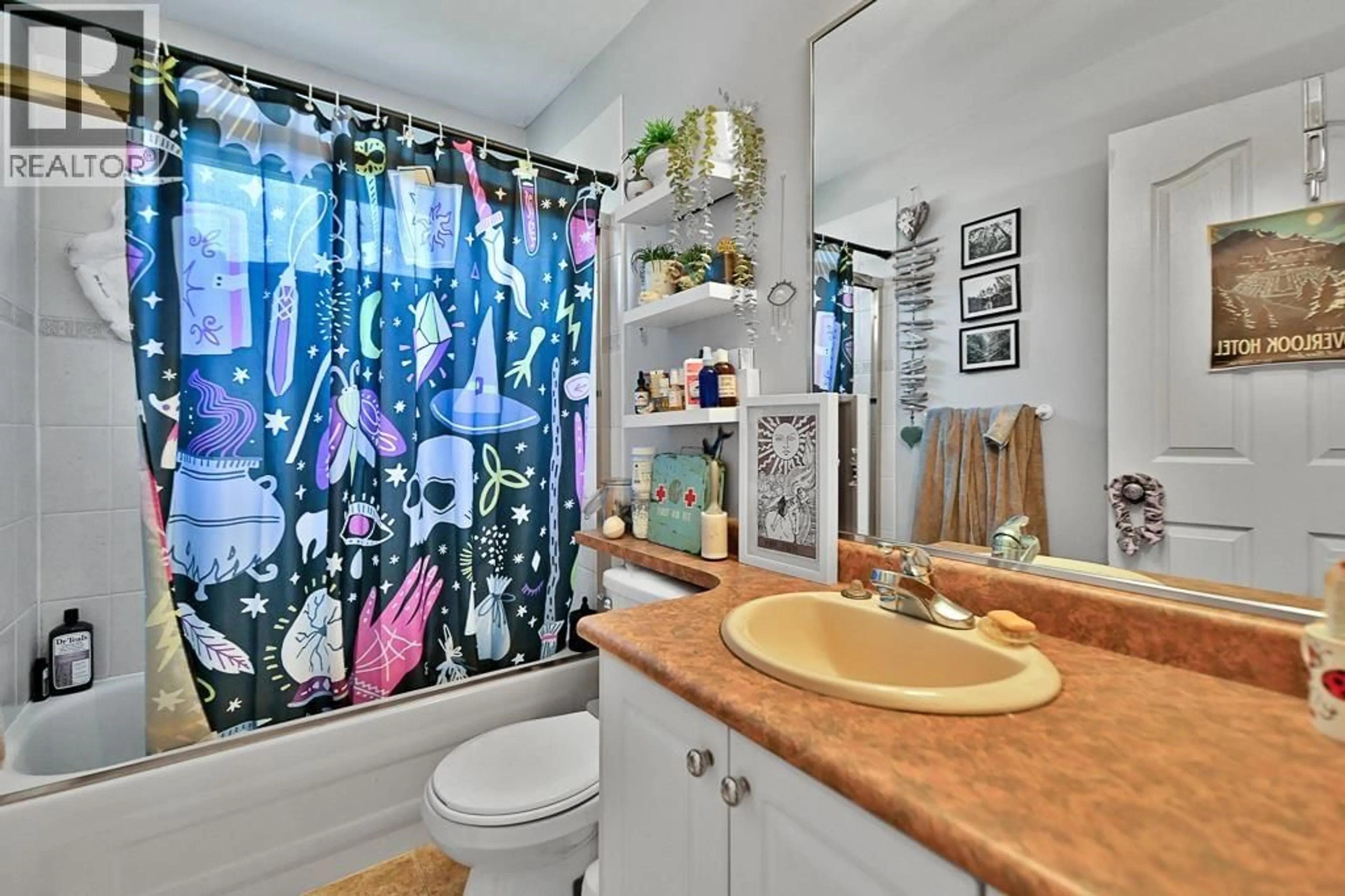 Standard bathroom, ceramic/tile floor for 21008 BARKER AVENUE, Maple Ridge British Columbia V2X8R6