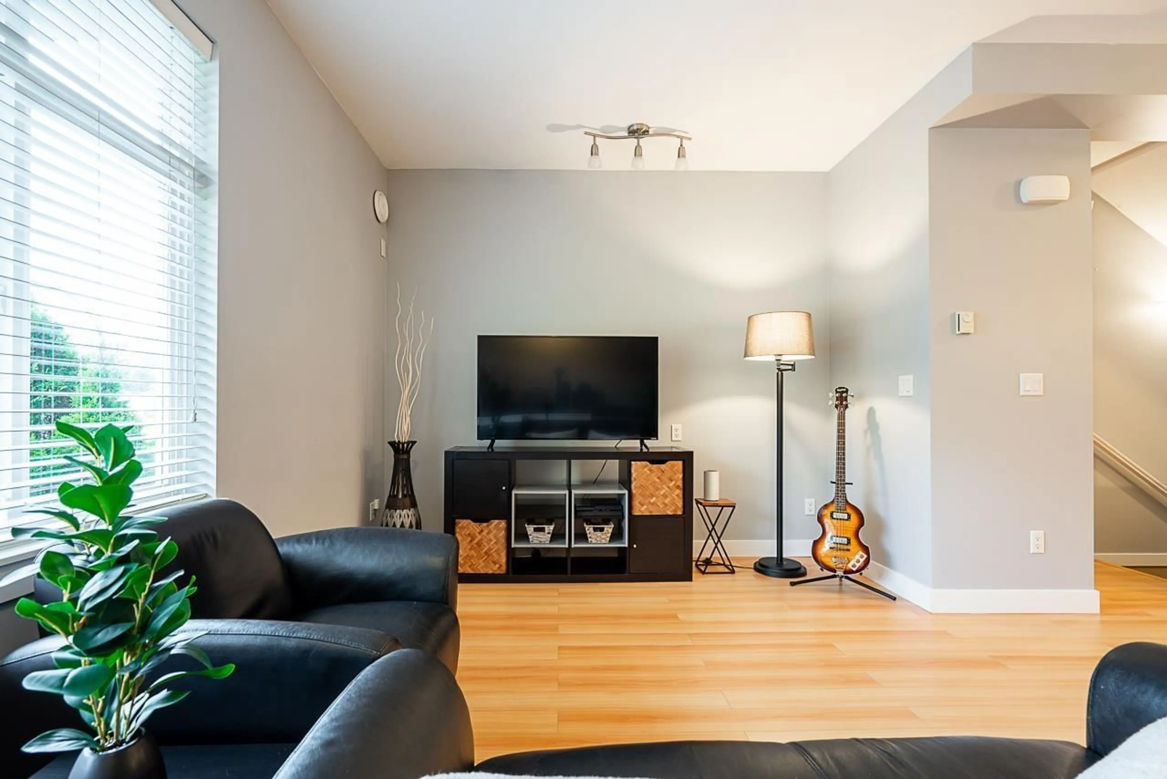 Living room with furniture, wood/laminate floor for 4 - 13899 LAUREL, Surrey British Columbia V3T0E3
