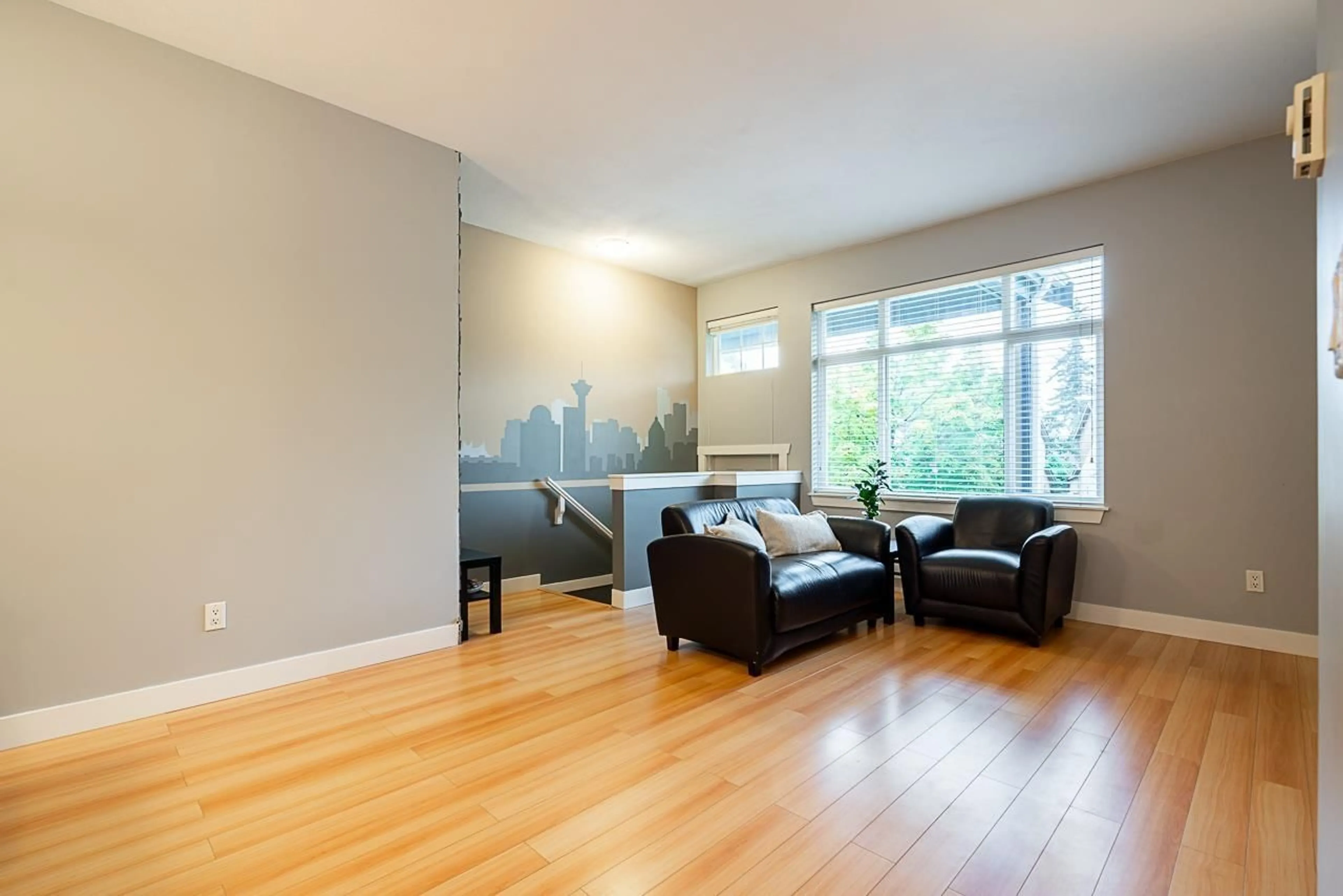 Living room with furniture, wood/laminate floor for 4 - 13899 LAUREL, Surrey British Columbia V3T0E3