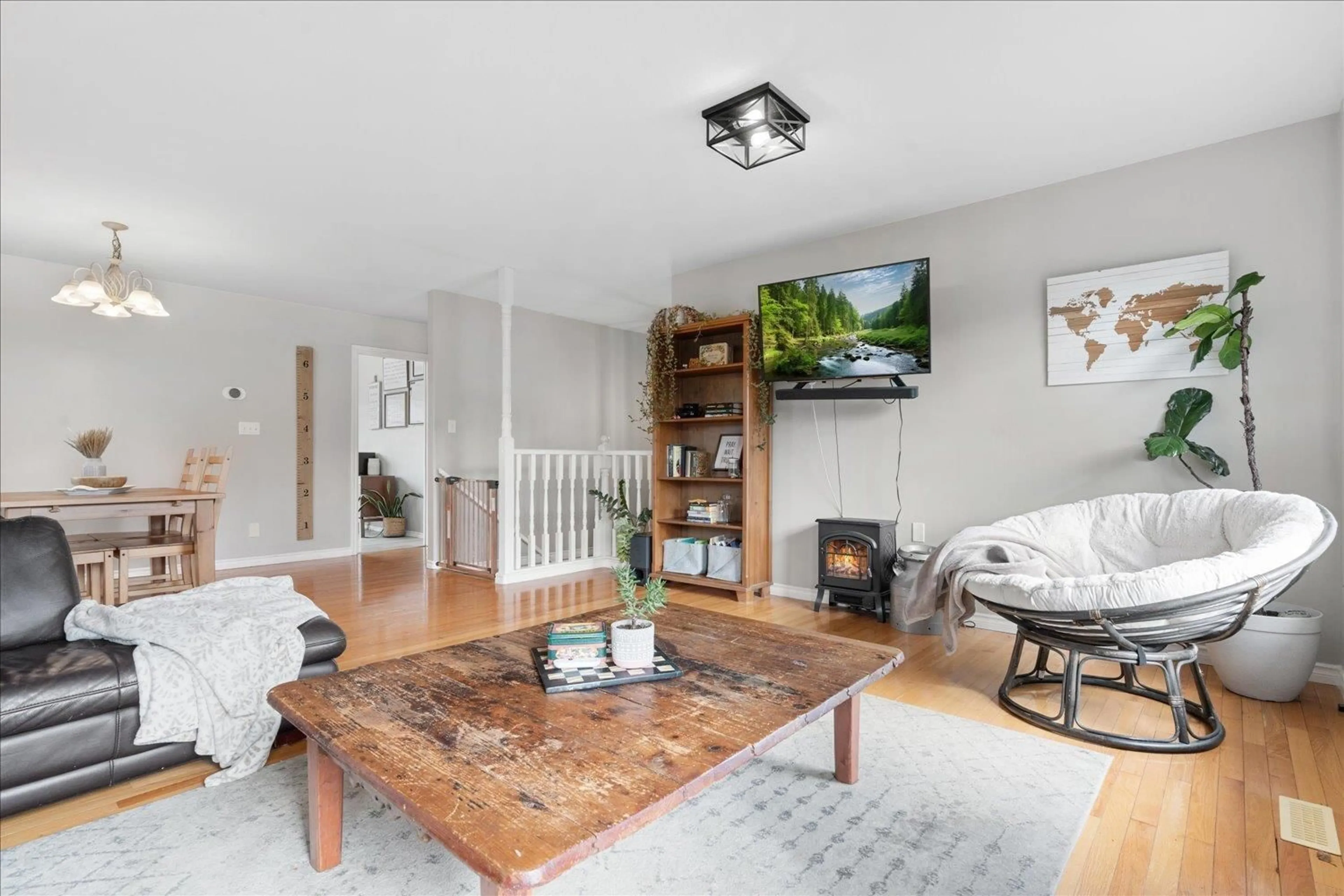 Living room with furniture, wood/laminate floor for 46259 RANCHERO DRIVE, Chilliwack British Columbia V4Z1K2