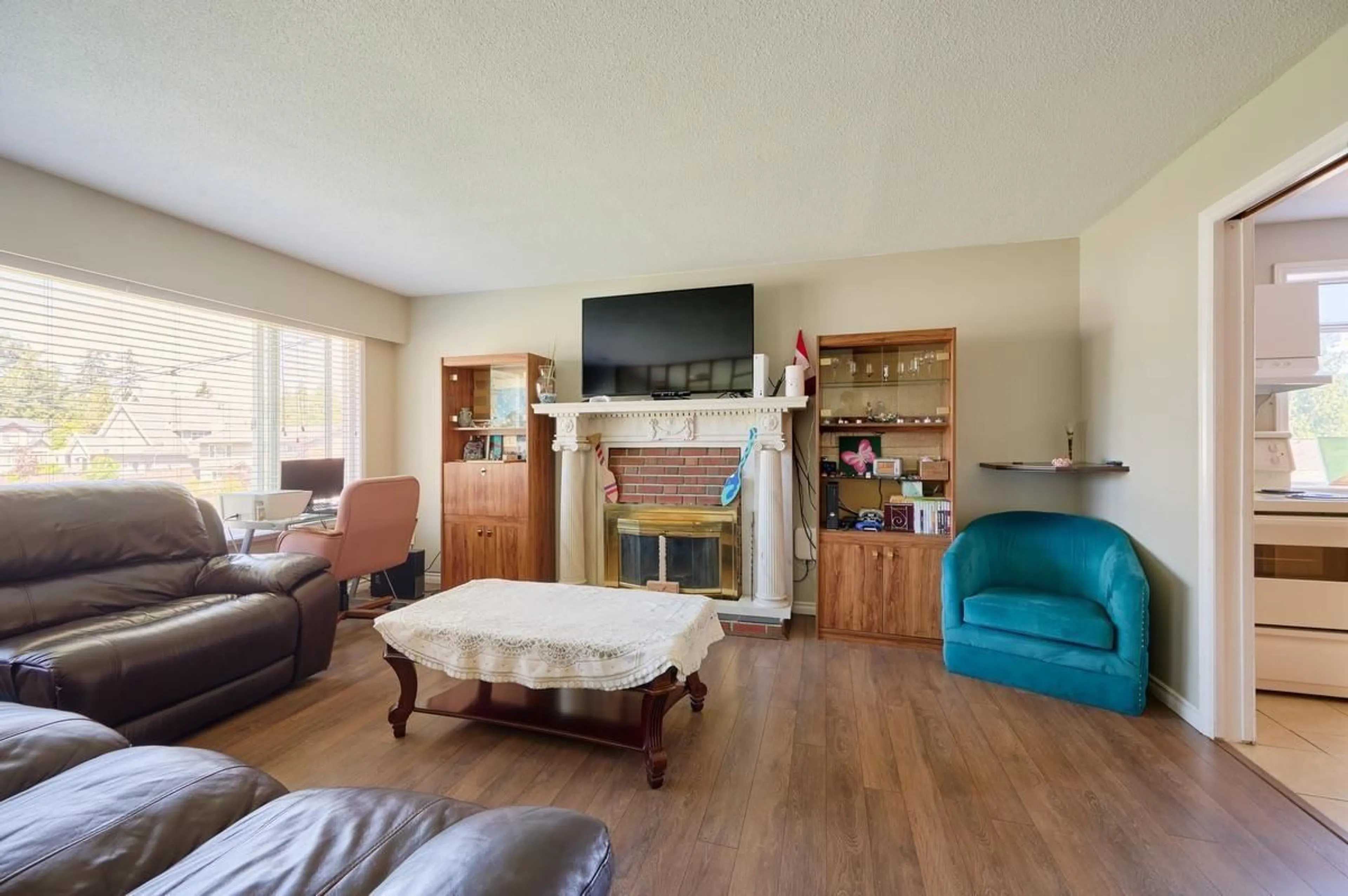 Living room with furniture, wood/laminate floor for 9498 119, Delta British Columbia V4C6M6