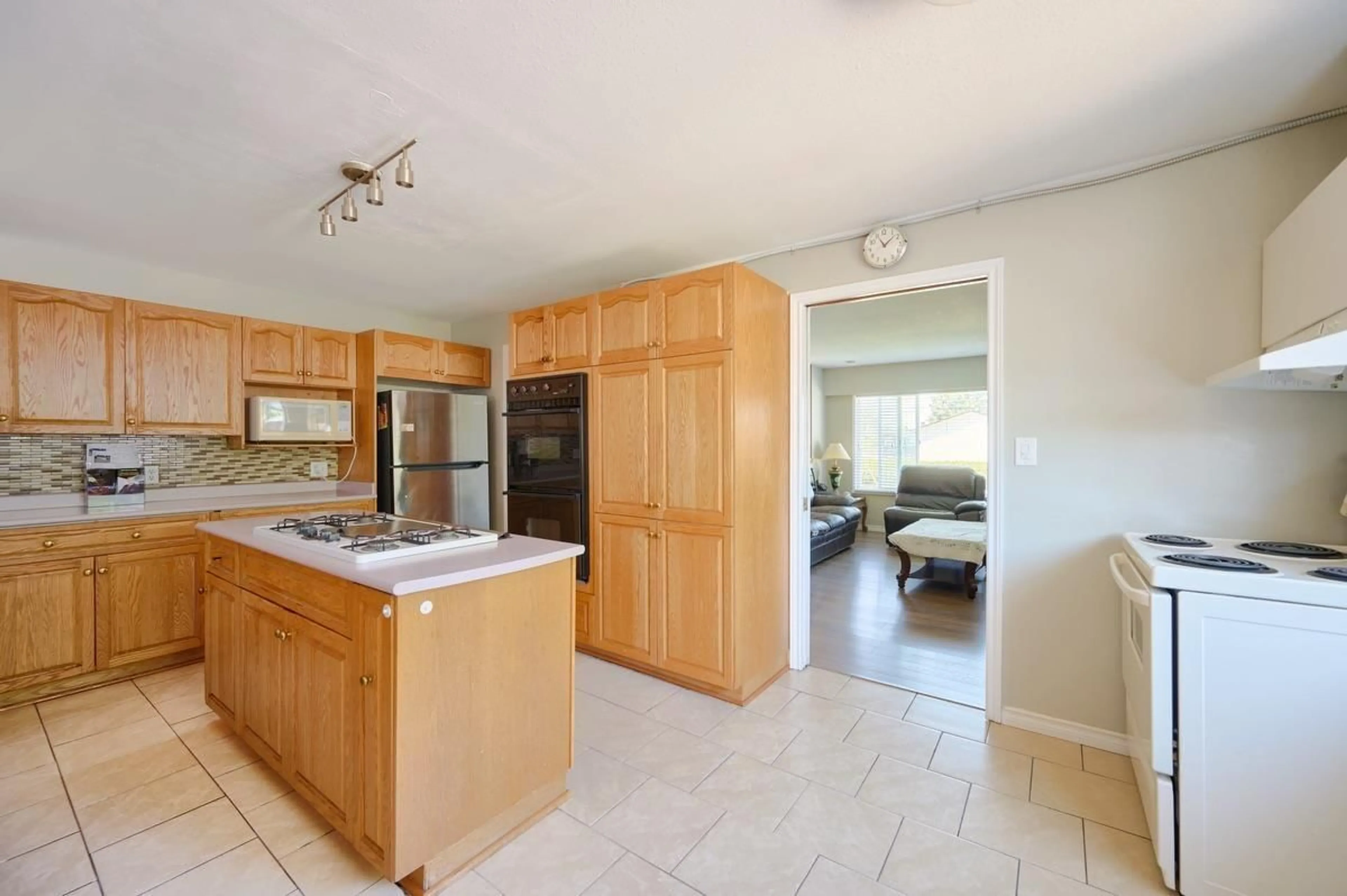 Open concept kitchen, ceramic/tile floor for 9498 119, Delta British Columbia V4C6M6