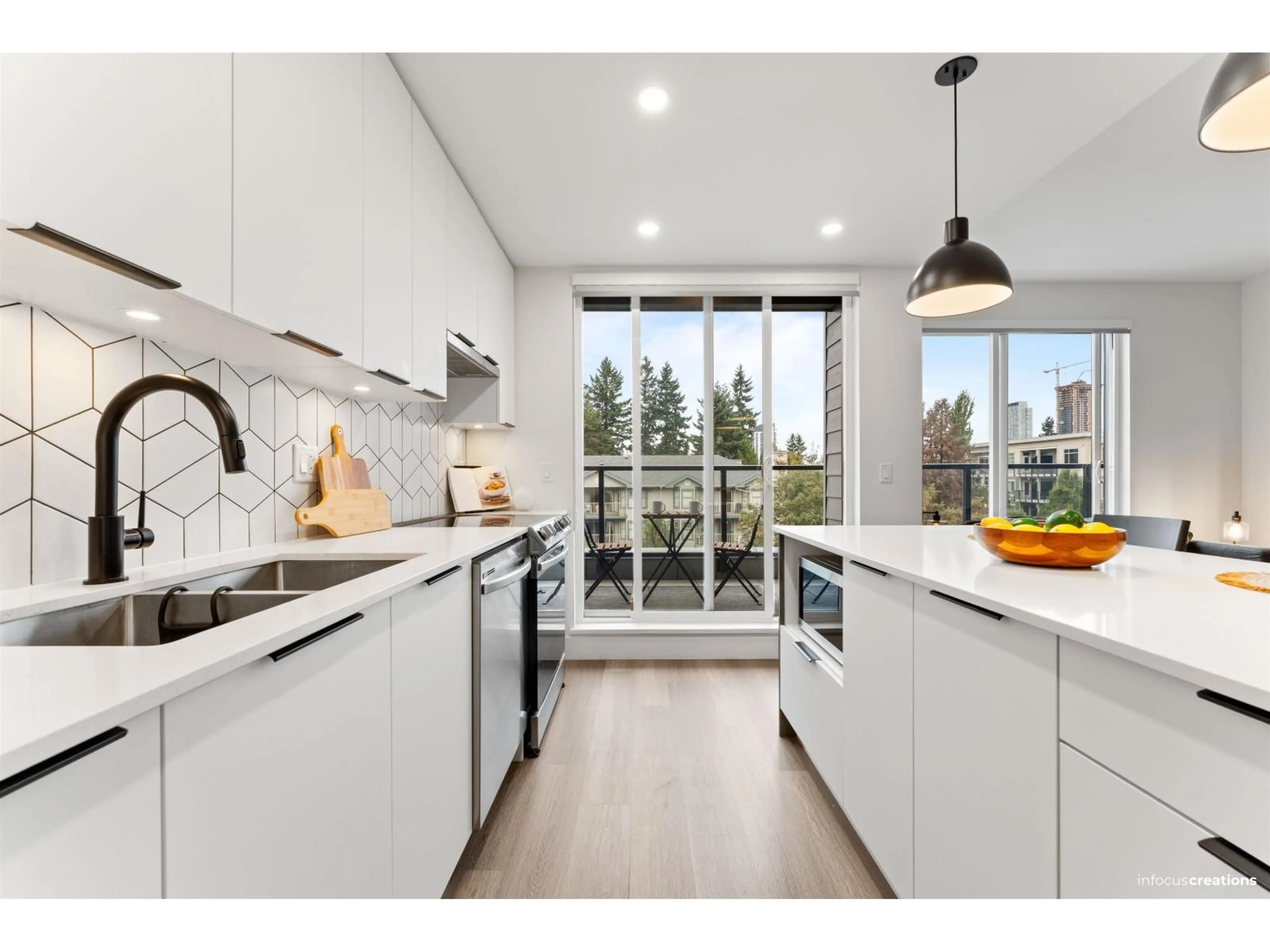Open concept kitchen, ceramic/tile floor for 403 - 10778 138, Surrey British Columbia V3T0S5