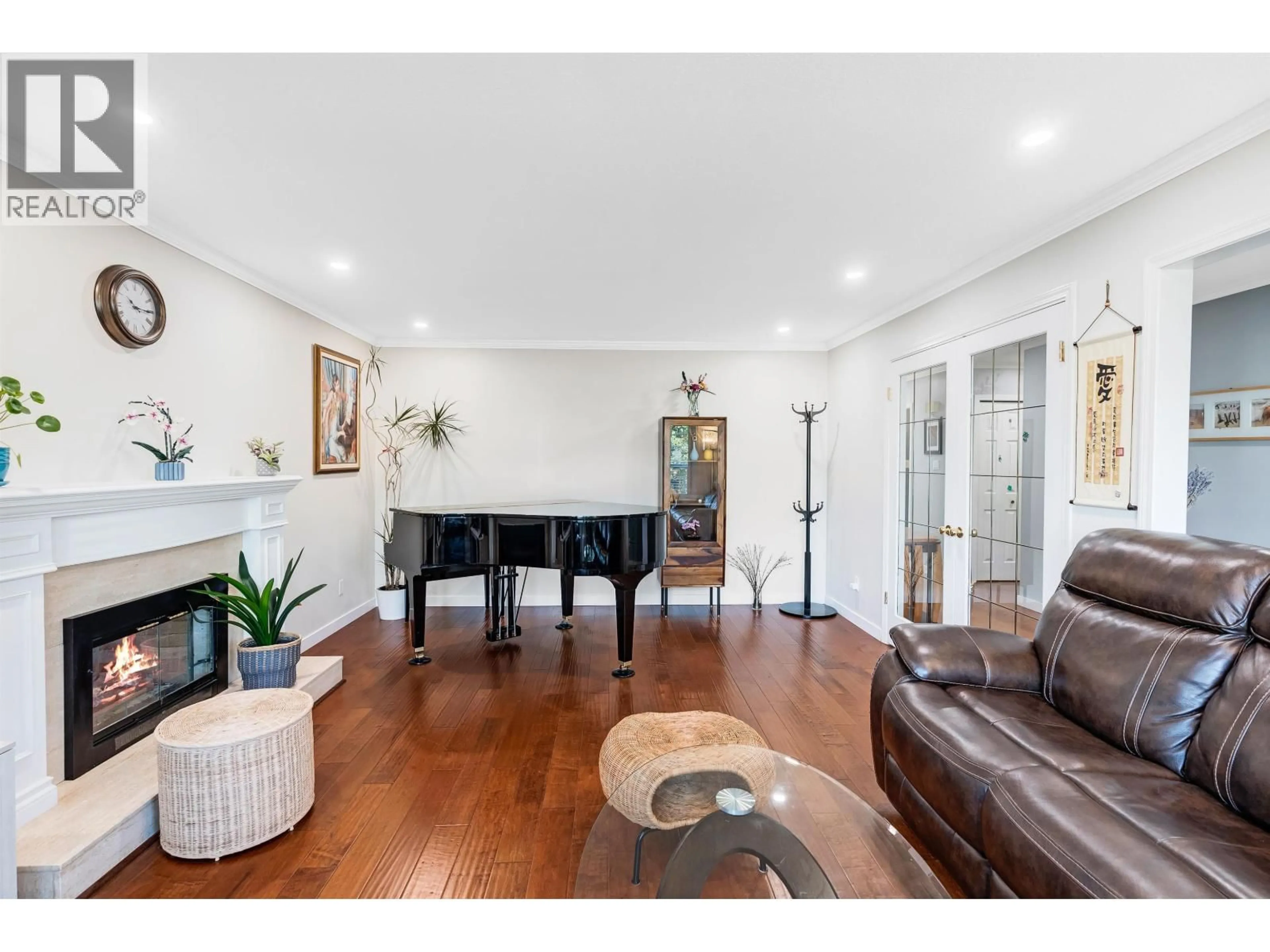Living room with furniture, wood/laminate floor for 4652 55A STREET, Delta British Columbia V4K4H2