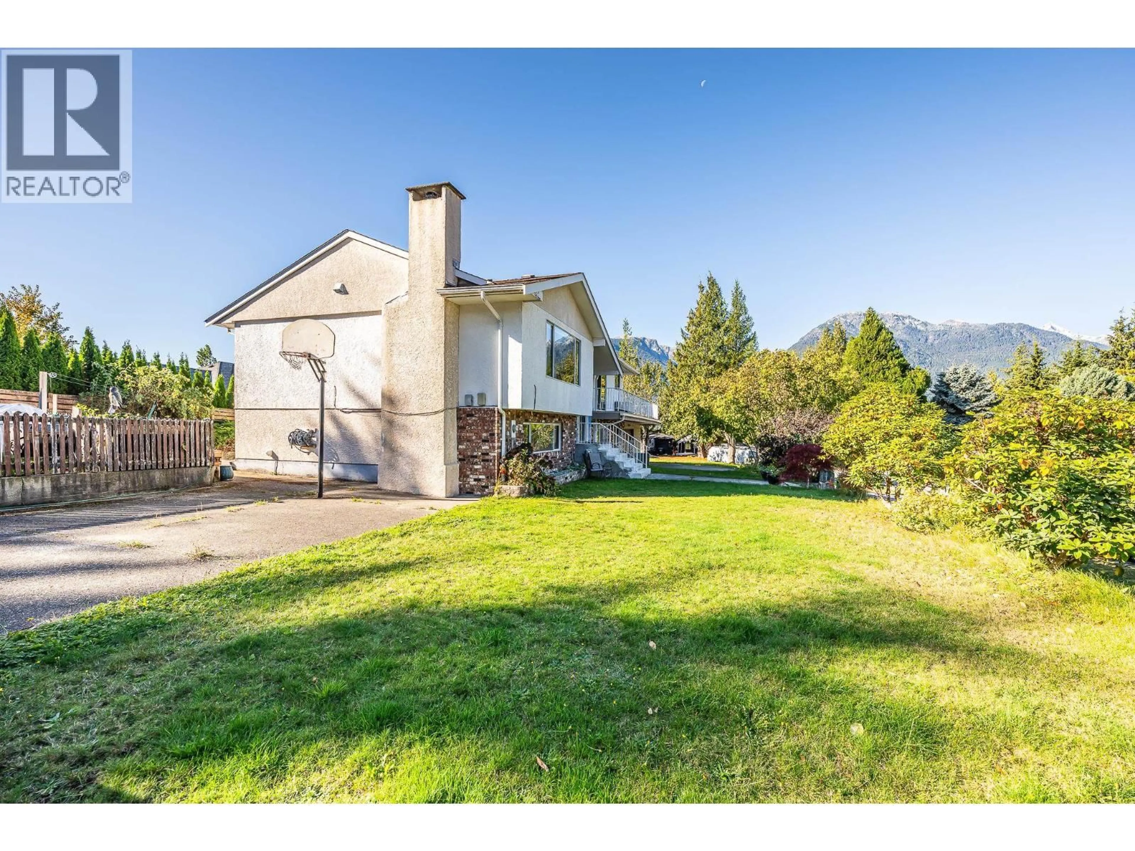 A pic from outside/outdoor area/front of a property/back of a property/a pic from drone, mountain view for 2332 ARGYLE CRESCENT, Squamish British Columbia V0N1T0