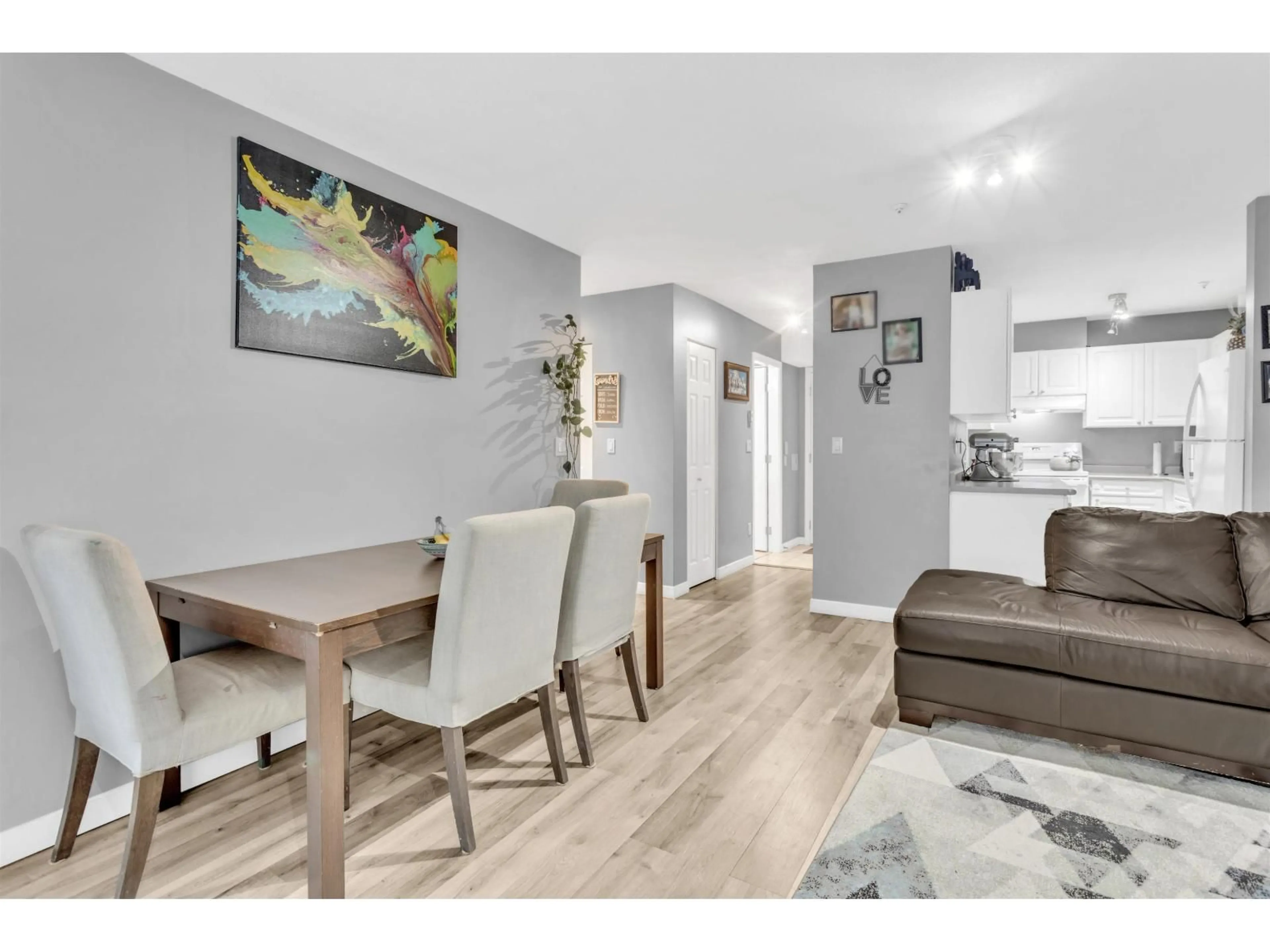 Living room with furniture, wood/laminate floor for 112 - 14885 100, Surrey British Columbia V3R0W1