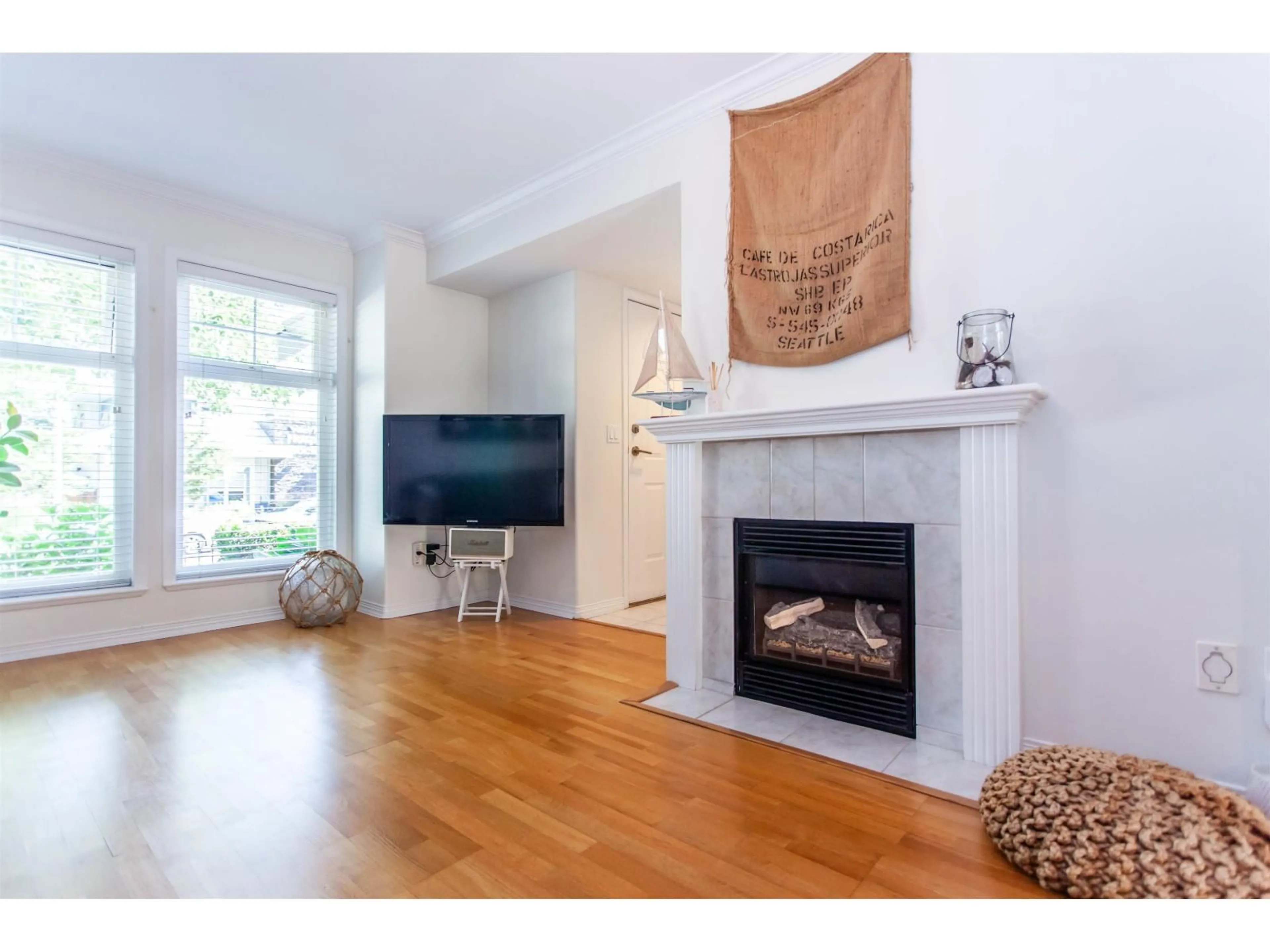 Living room with furniture, wood/laminate floor for 2 - 15432 16A, Surrey British Columbia V4A1T3