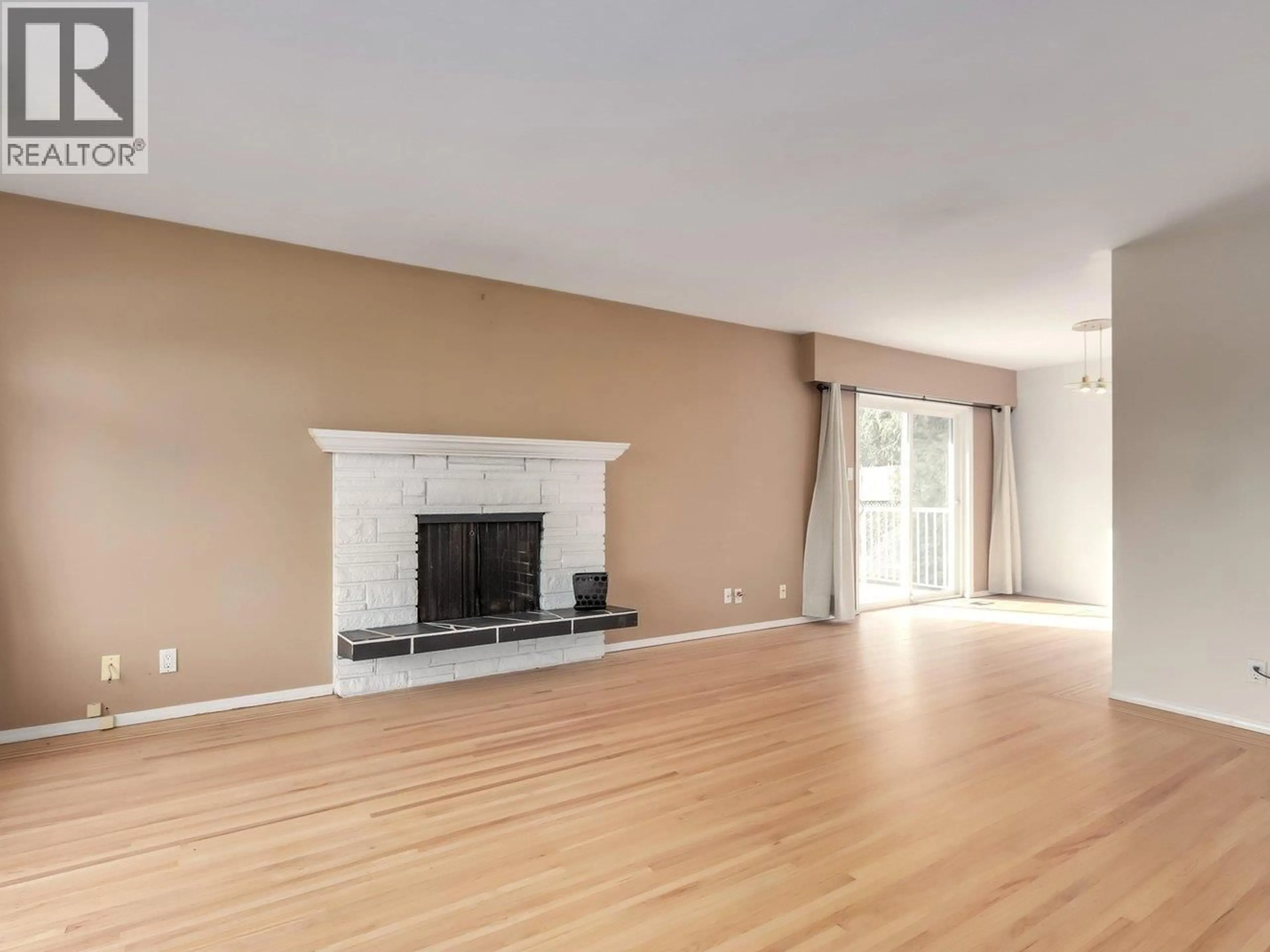 Living room with furniture, wood/laminate floor for 2984 PLYMOUTH DRIVE, North Vancouver British Columbia V7H1C7