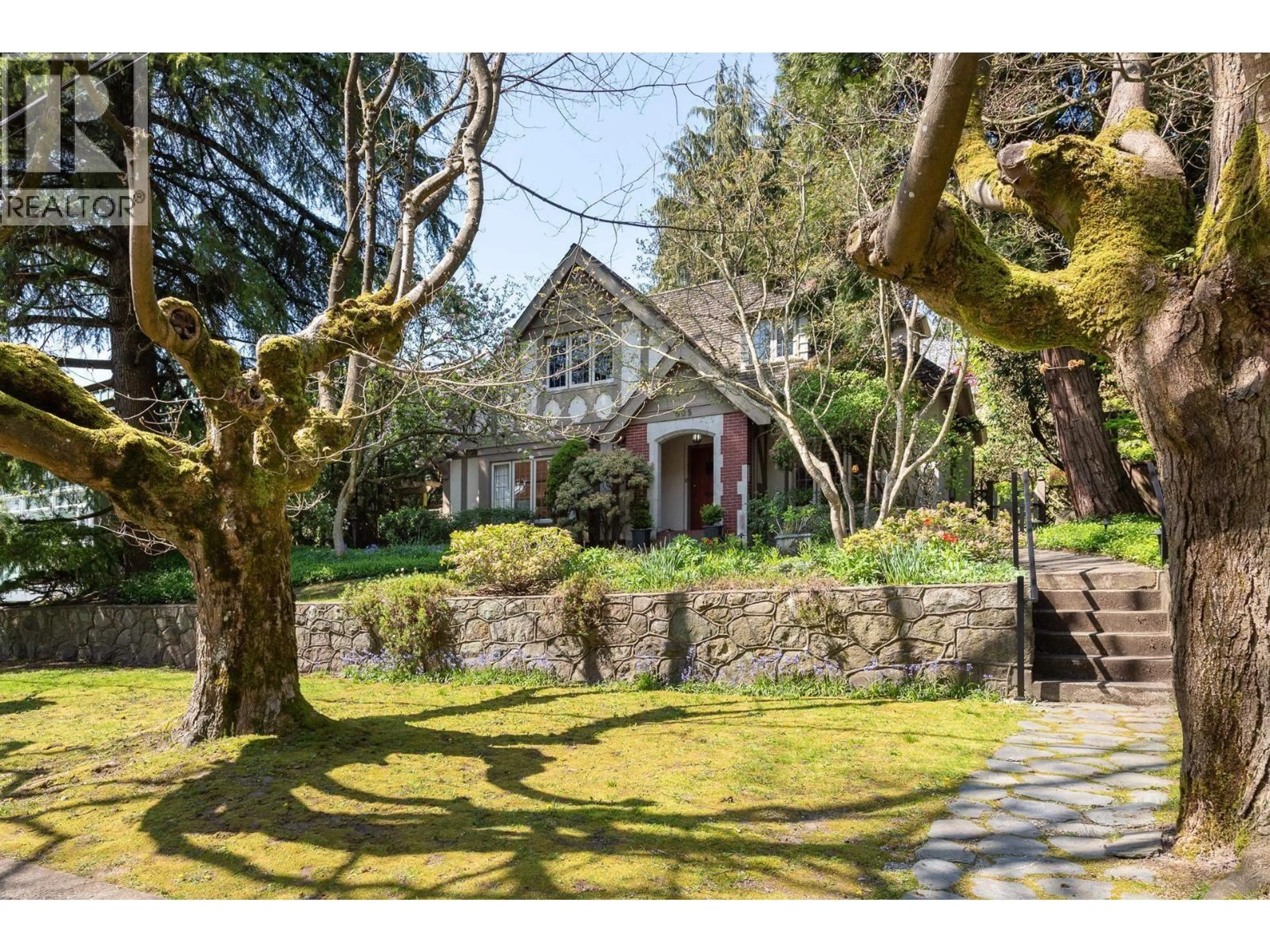 A pic from outside/outdoor area/front of a property/back of a property/a pic from drone, street for 505 QUEENS AVENUE, New Westminster British Columbia V3L1K2
