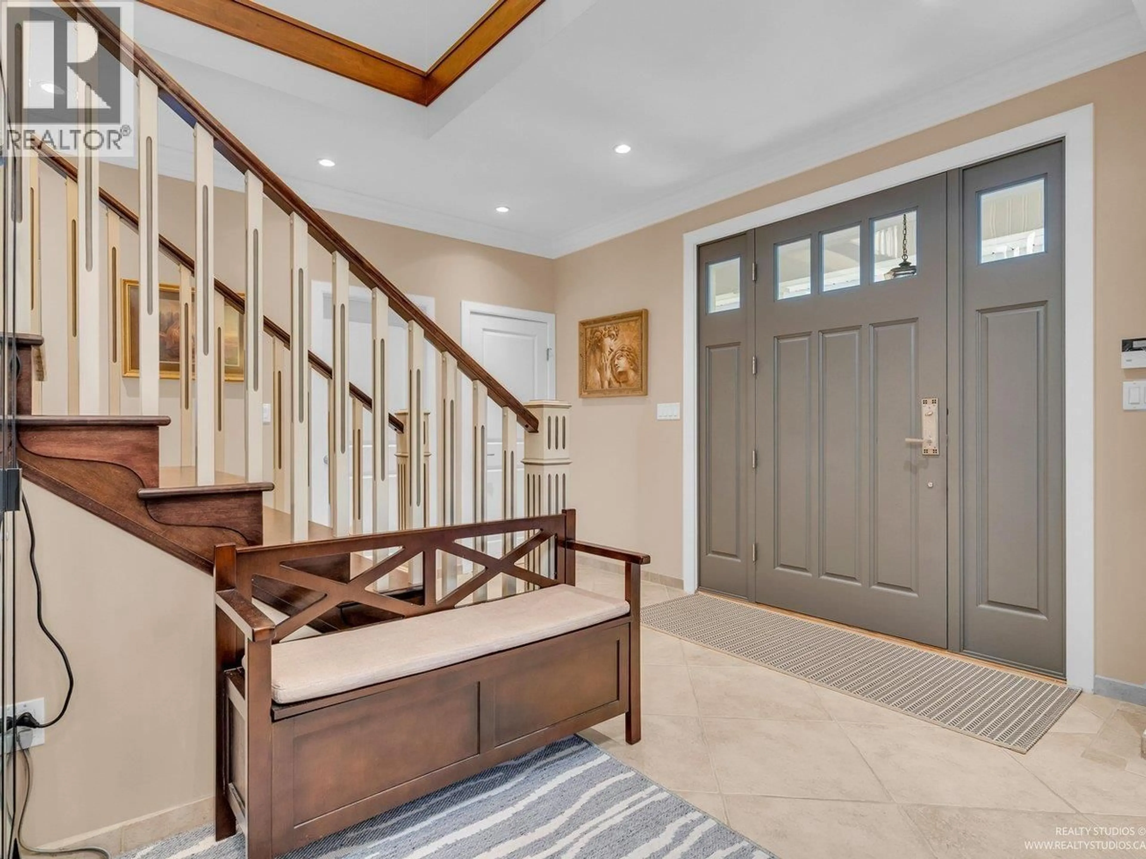 Indoor entryway for 7227 BARNET ROAD, Burnaby British Columbia V5A1E3