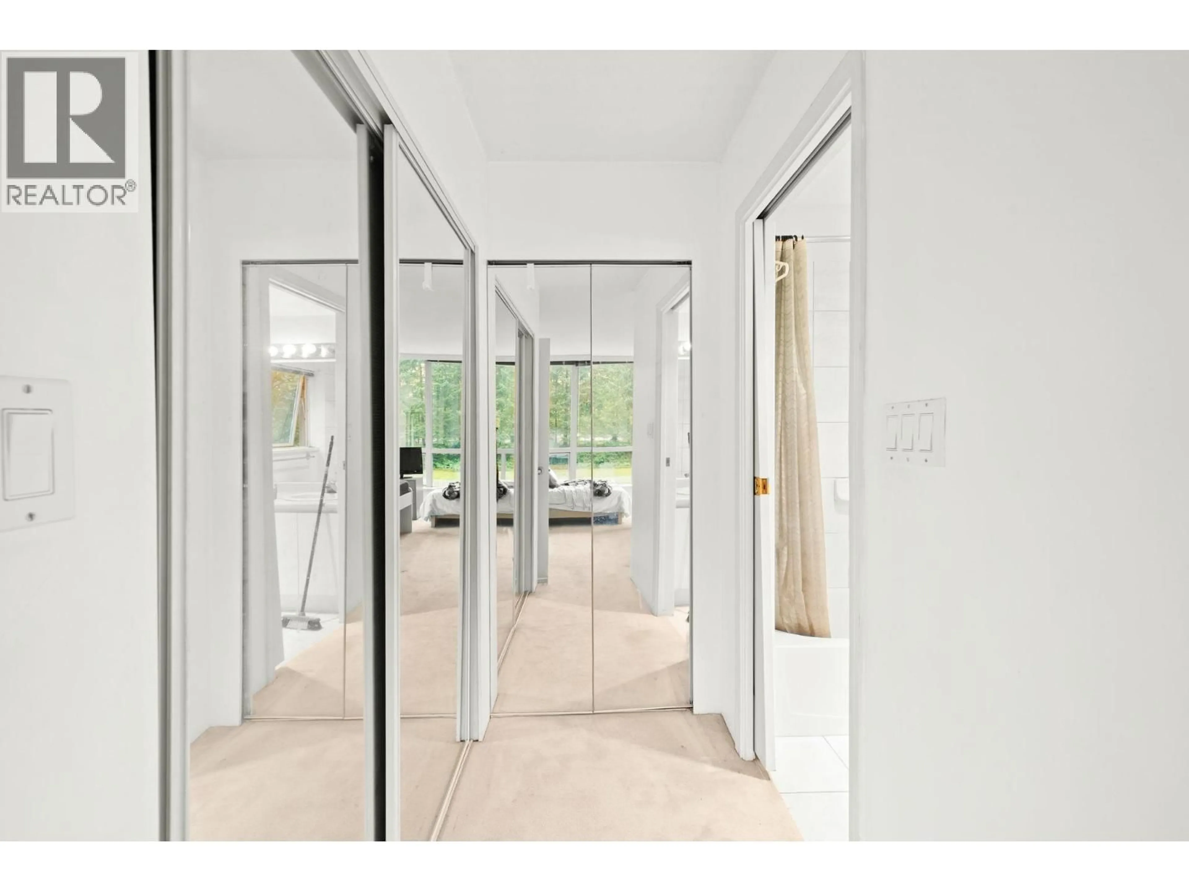 Indoor foyer for 308 - 9623 MANCHESTER DRIVE, Burnaby British Columbia V3N4Y8