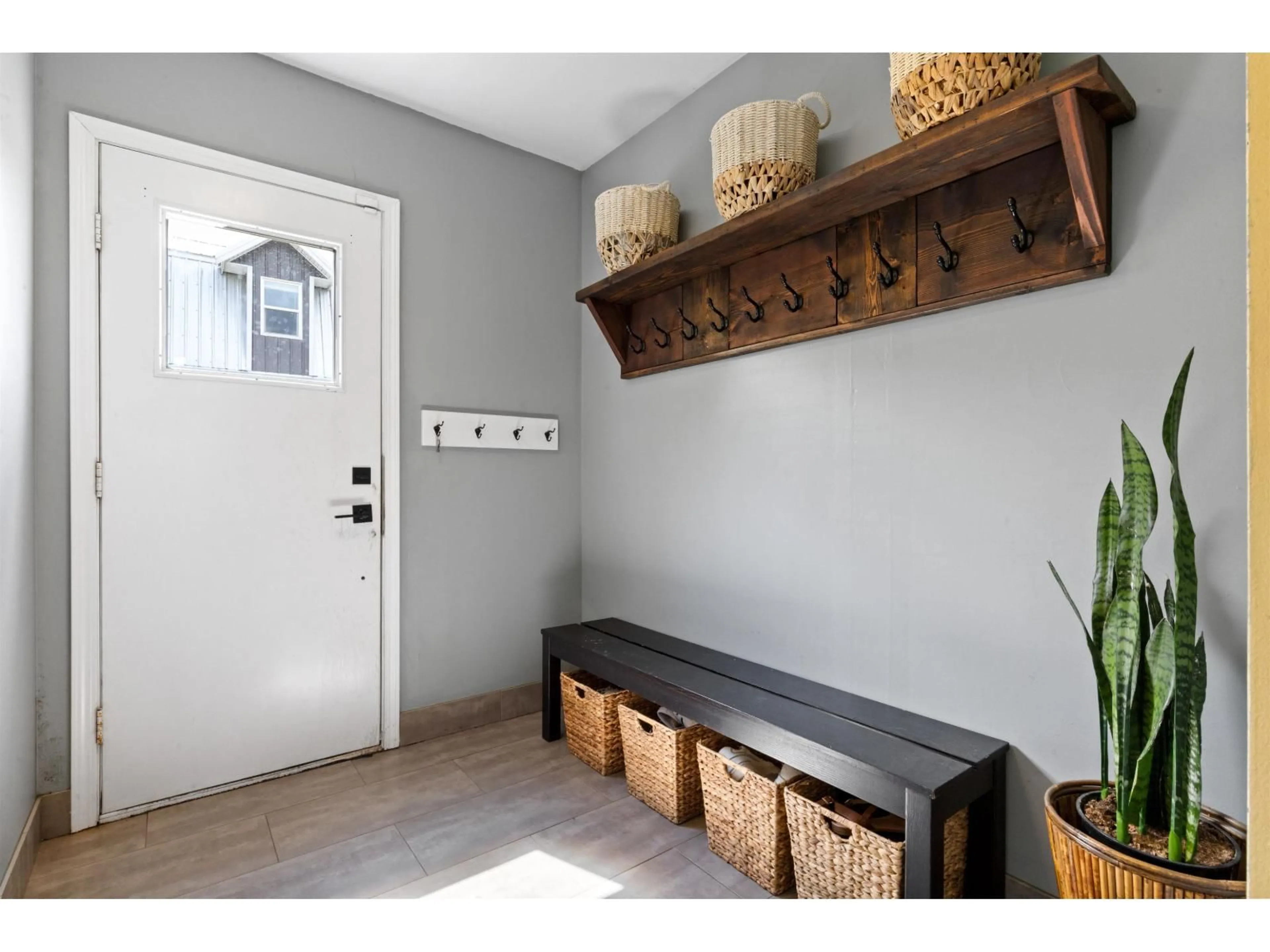 Indoor entryway for 5702 SUMAS PRAIRIE ROAD, Chilliwack British Columbia V2R4N6