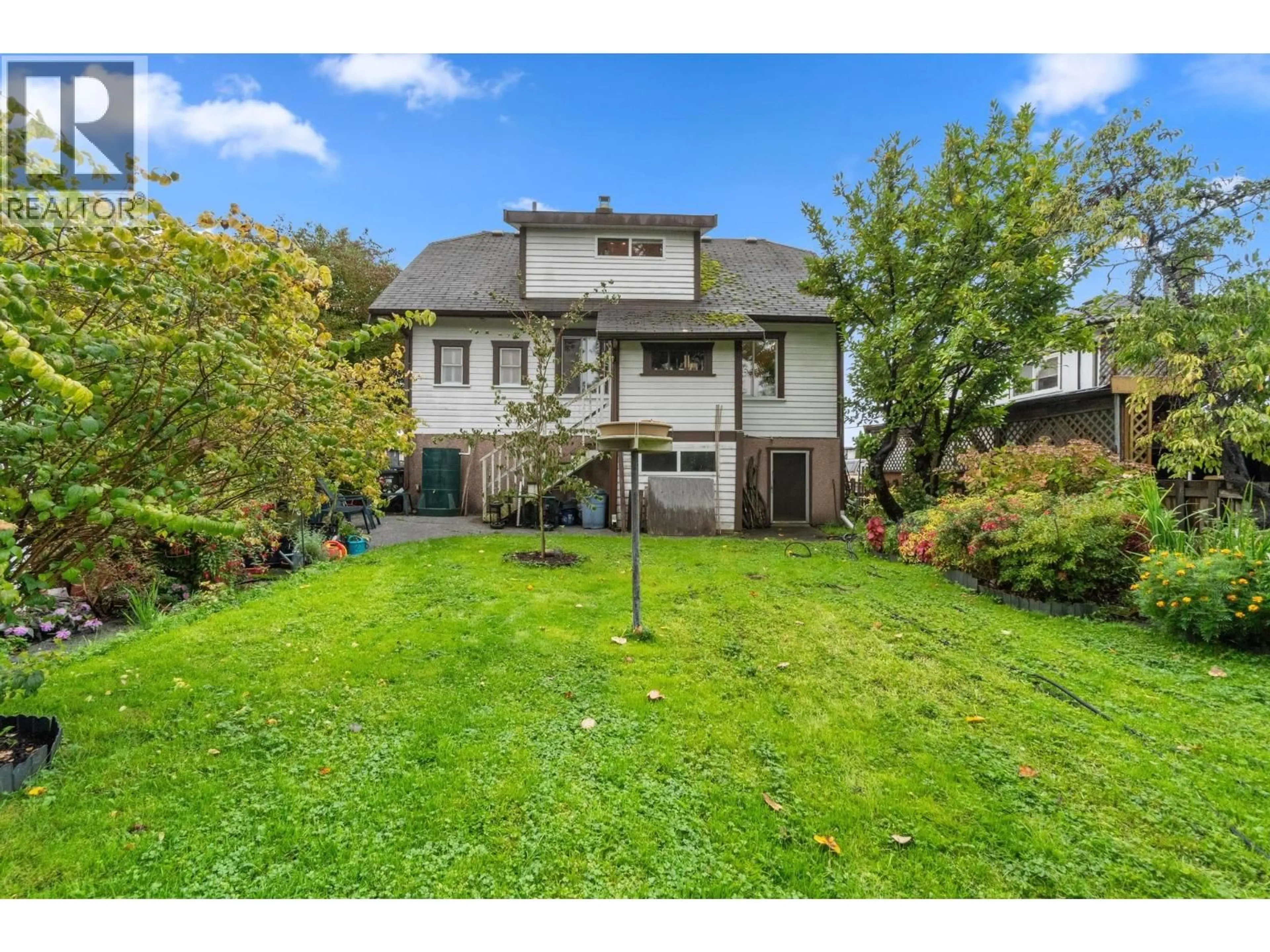 A pic from outside/outdoor area/front of a property/back of a property/a pic from drone, street for 247 WOOD STREET, New Westminster British Columbia V3M5K5