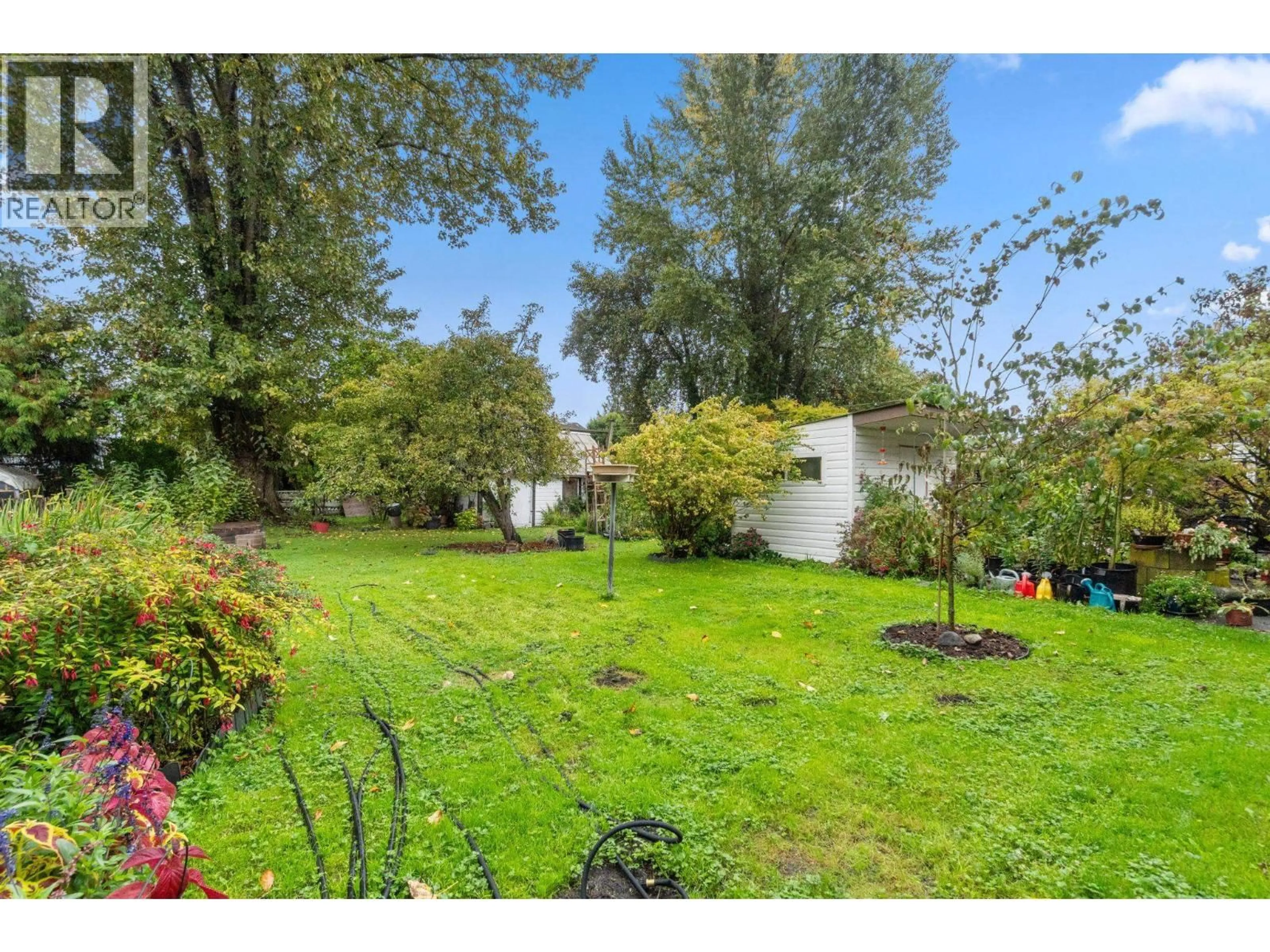 A pic from outside/outdoor area/front of a property/back of a property/a pic from drone, forest/trees view for 247 WOOD STREET, New Westminster British Columbia V3M5K5