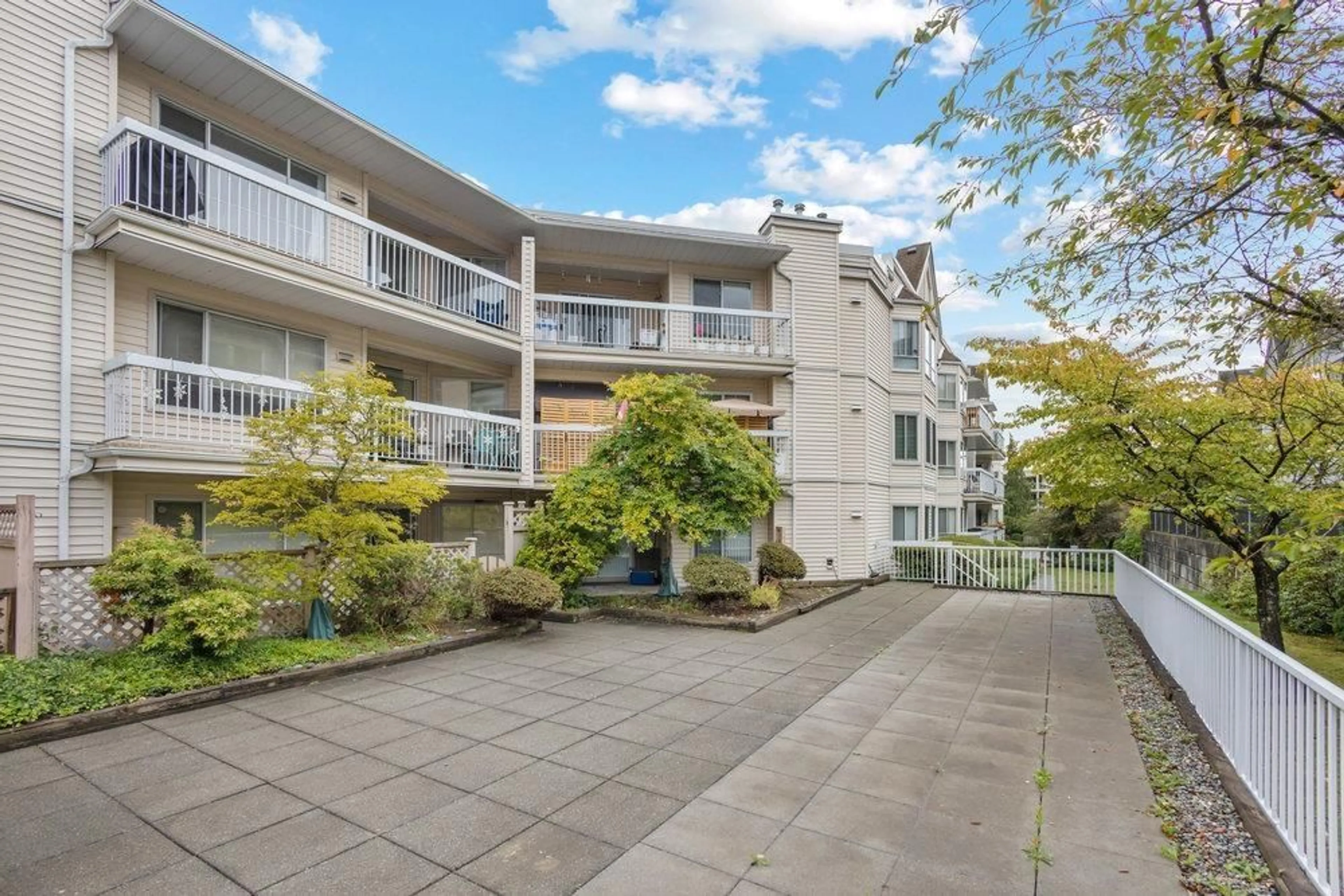 Patio, unknown for 206 - 9299 121, Surrey British Columbia V3V7X8