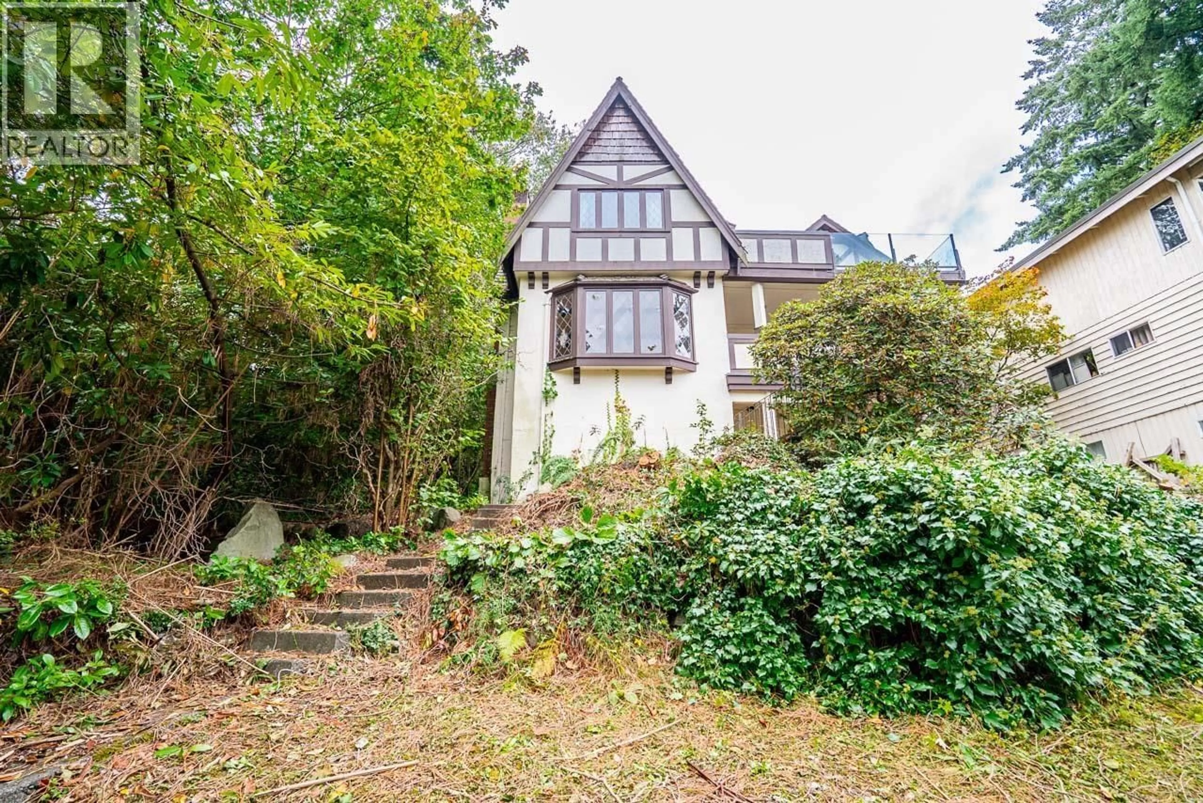 A pic from outside/outdoor area/front of a property/back of a property/a pic from drone, street for 2806 KING EDWARD AVENUE, Vancouver British Columbia V6L1T9