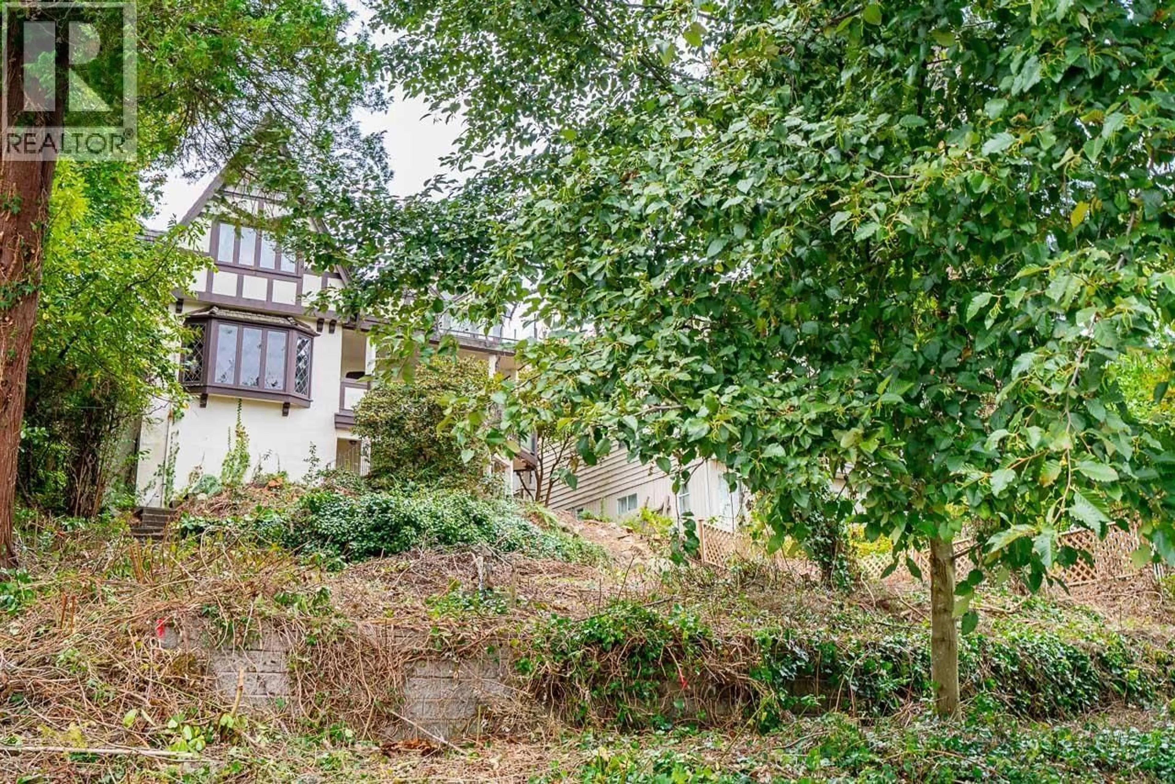 A pic from outside/outdoor area/front of a property/back of a property/a pic from drone, unknown for 2806 KING EDWARD AVENUE, Vancouver British Columbia V6L1T9