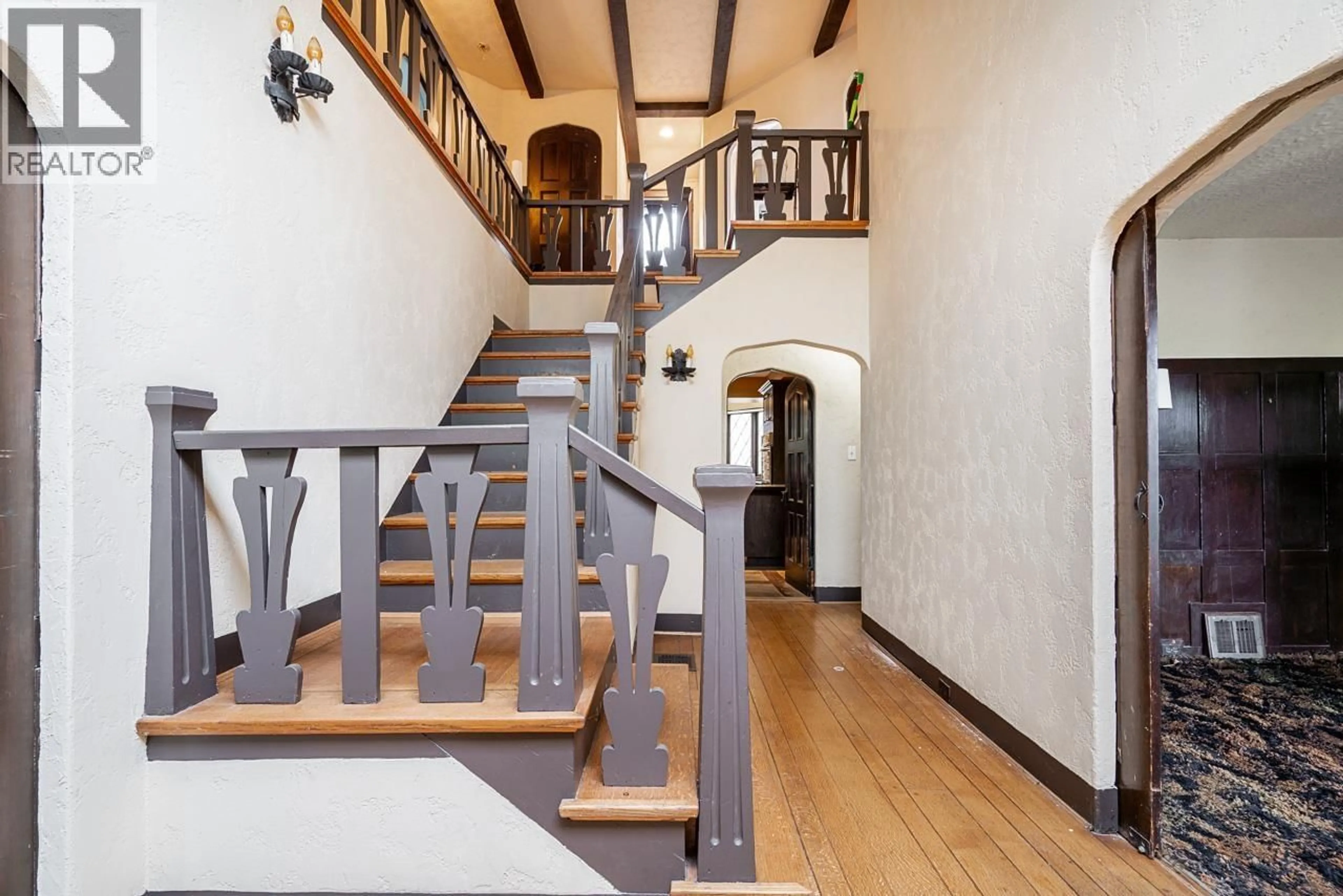 Indoor foyer for 2806 KING EDWARD AVENUE, Vancouver British Columbia V6L1T9