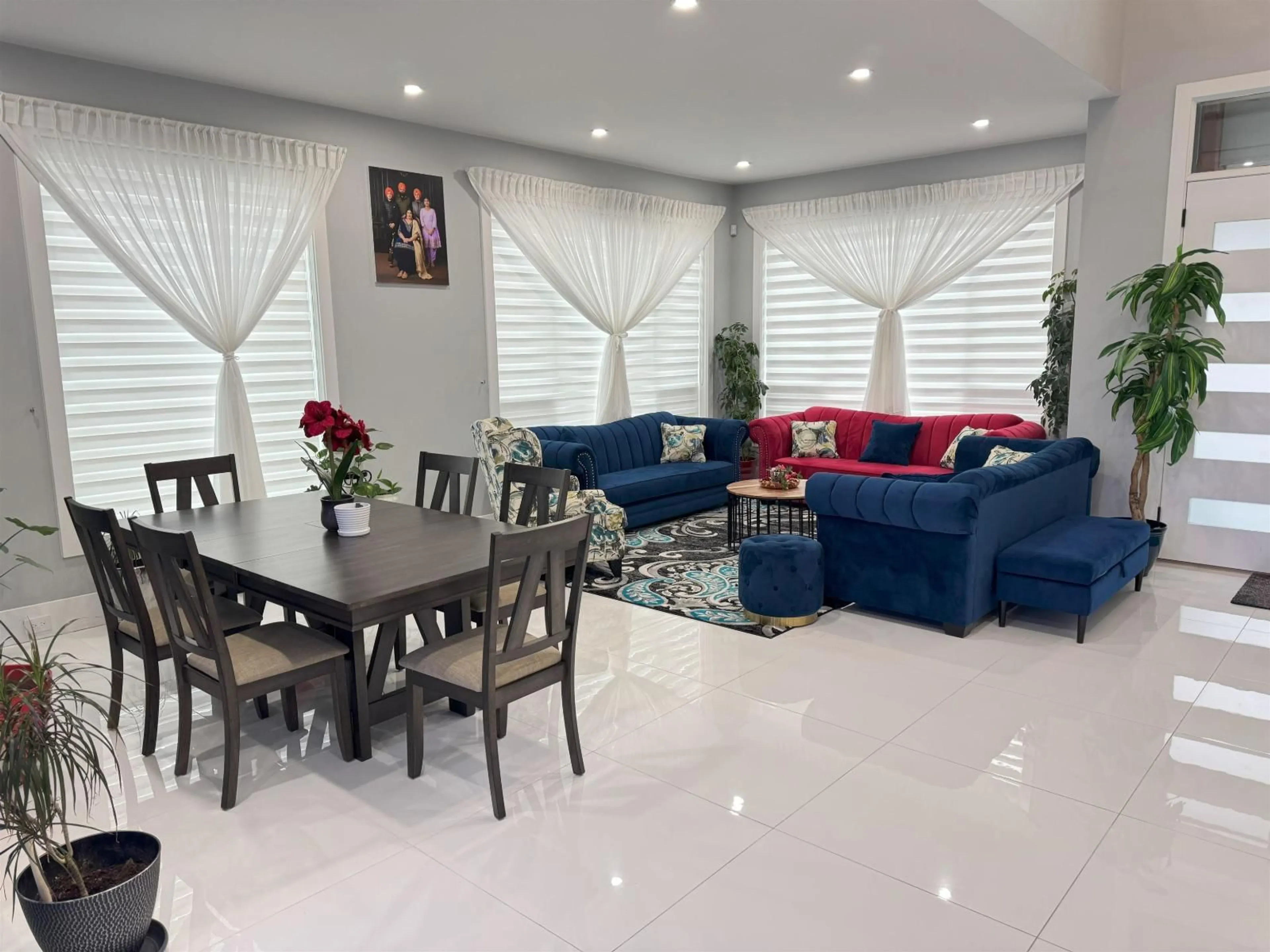 Living room with furniture, ceramic/tile floor for 12343 93A, Surrey British Columbia V3V7B1