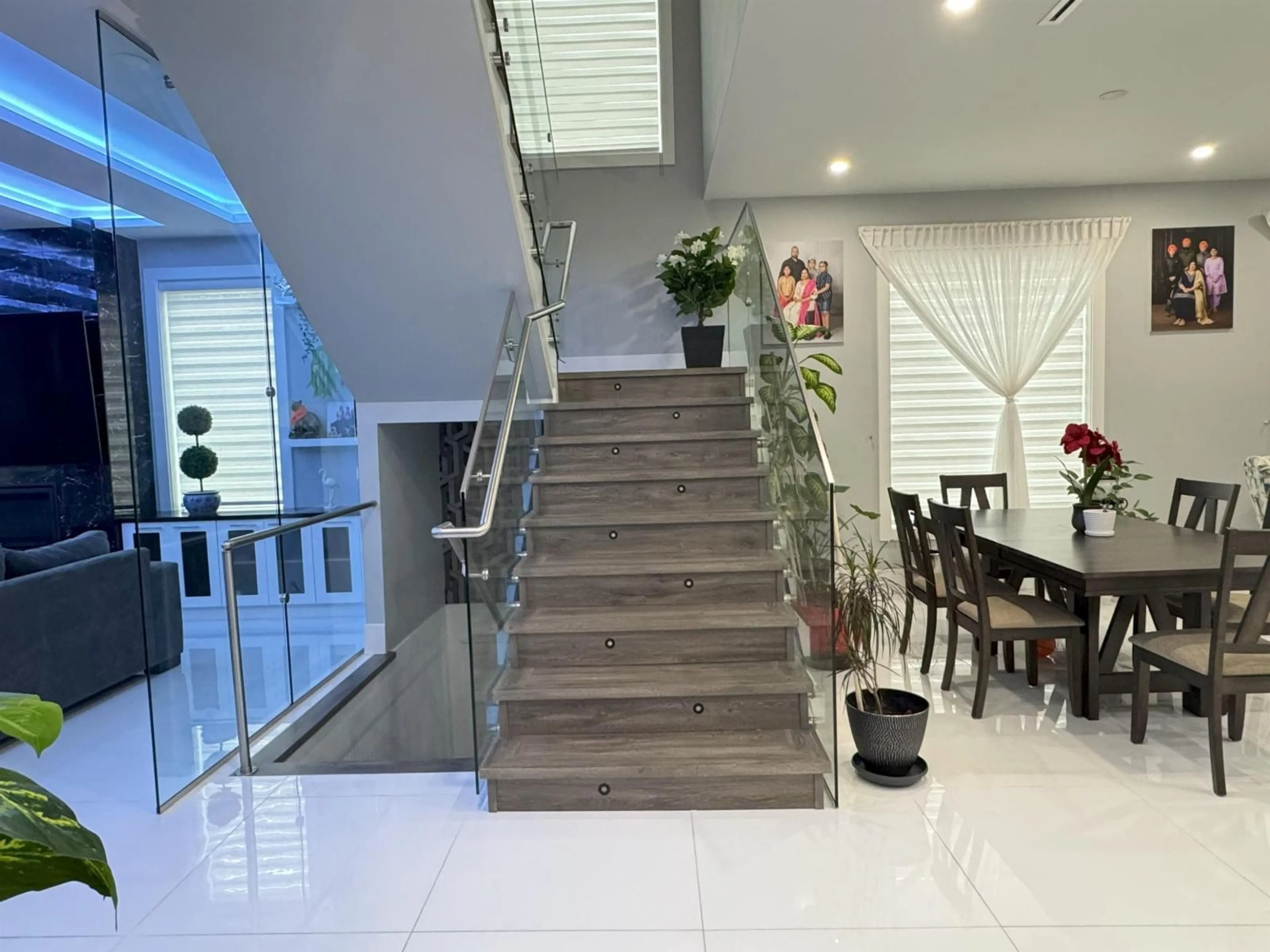 Indoor foyer for 12343 93A, Surrey British Columbia V3V7B1