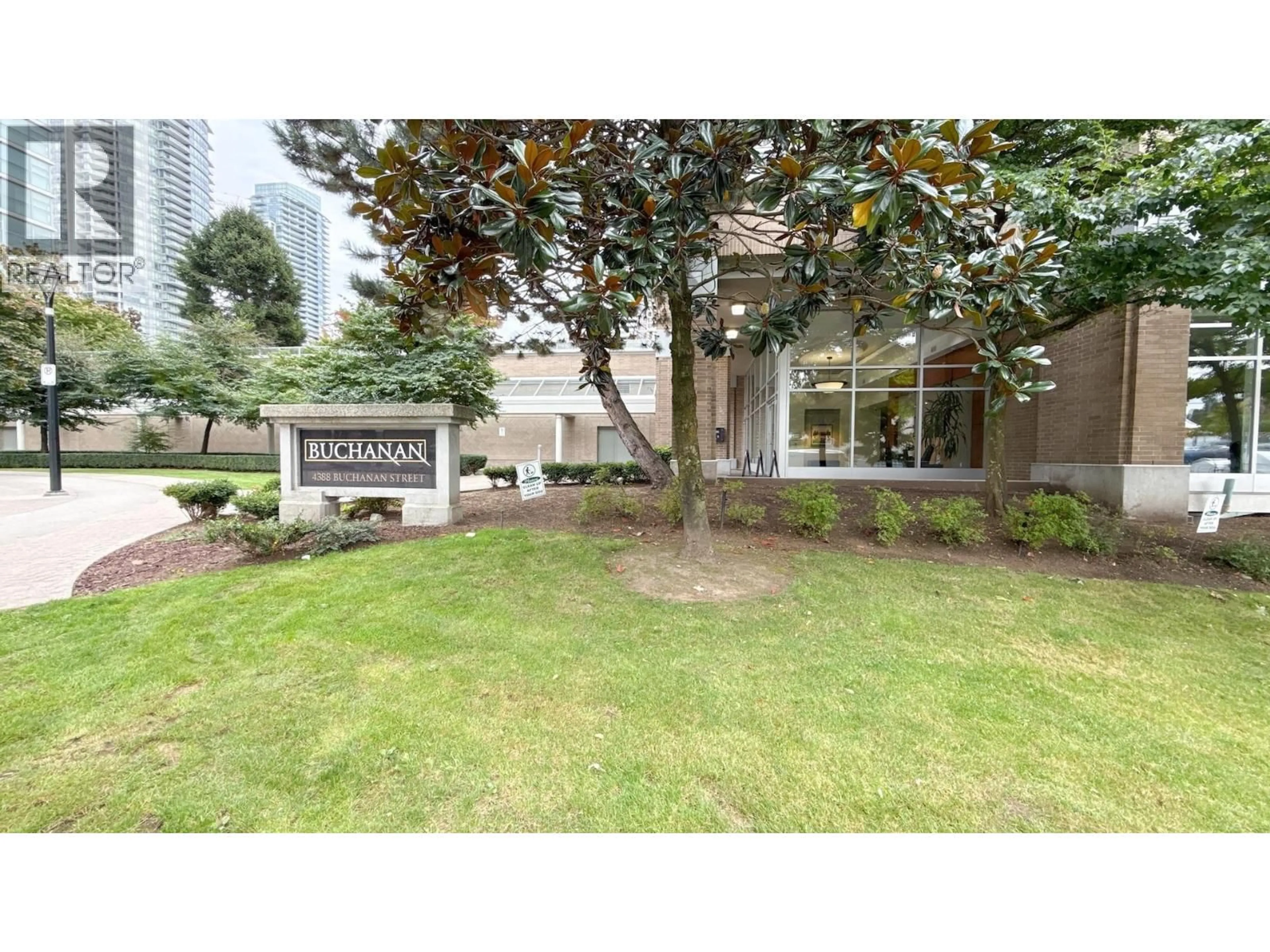 Indoor foyer for 401 - 4388 BUCHANAN STREET, Burnaby British Columbia V5C6R8