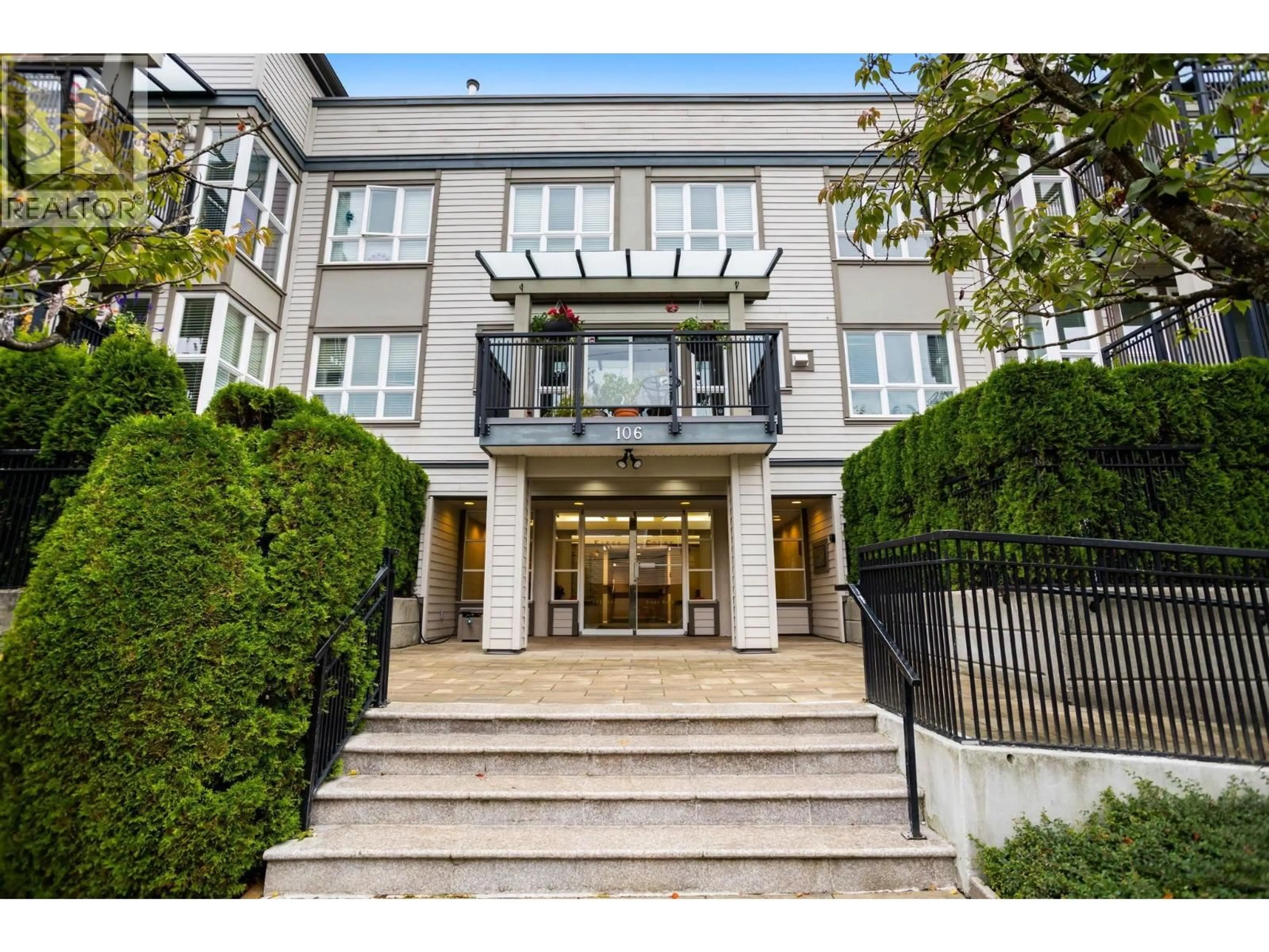 Indoor foyer for 301 - 106 KINGS ROAD, North Vancouver British Columbia V7N2L8