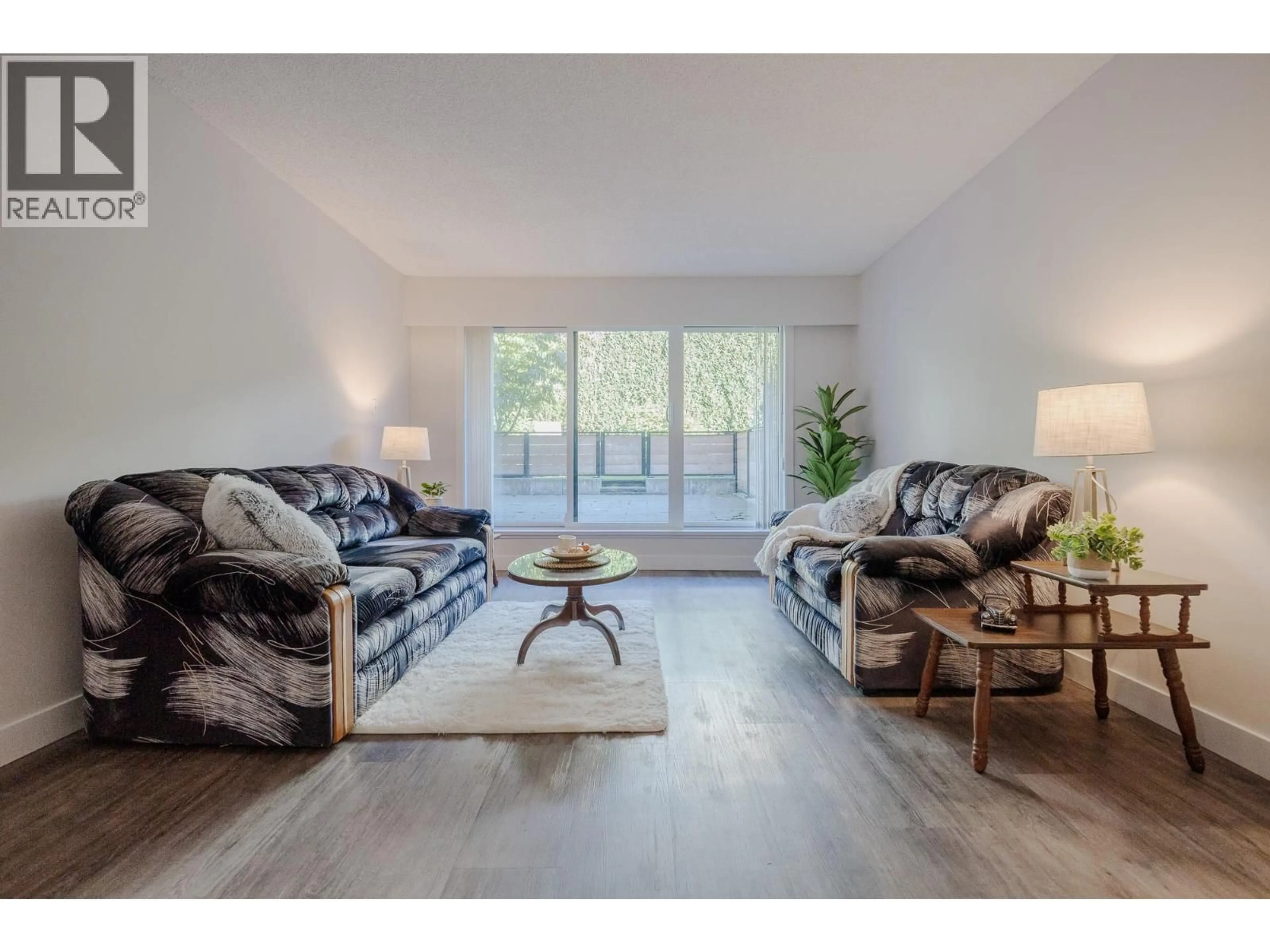 Living room with furniture, wood/laminate floor for #213 - 215 MOWAT STREET, New Westminster British Columbia V3M4P1
