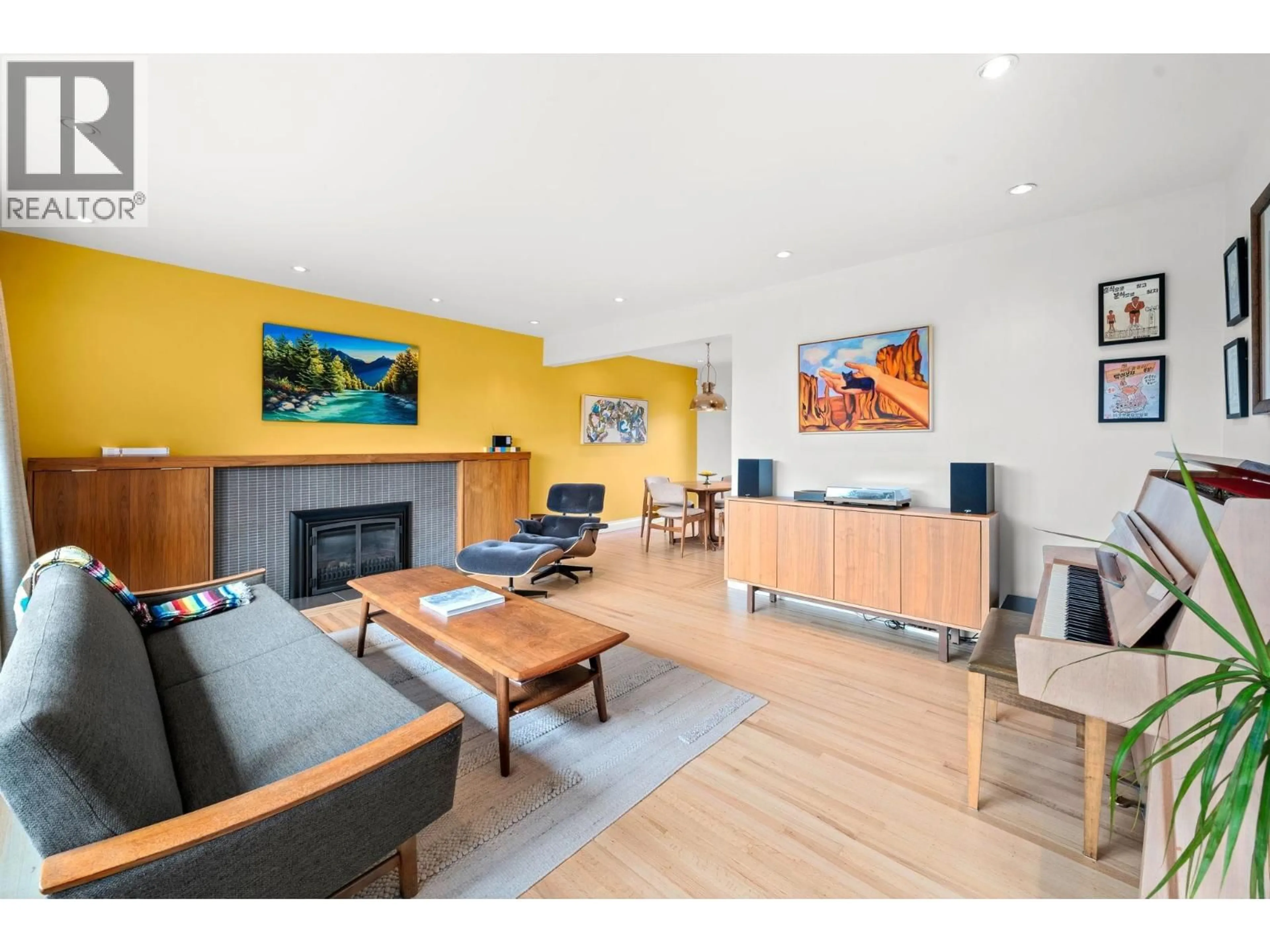 Living room with furniture, wood/laminate floor for 728 6TH STREET, North Vancouver British Columbia V7L1R6