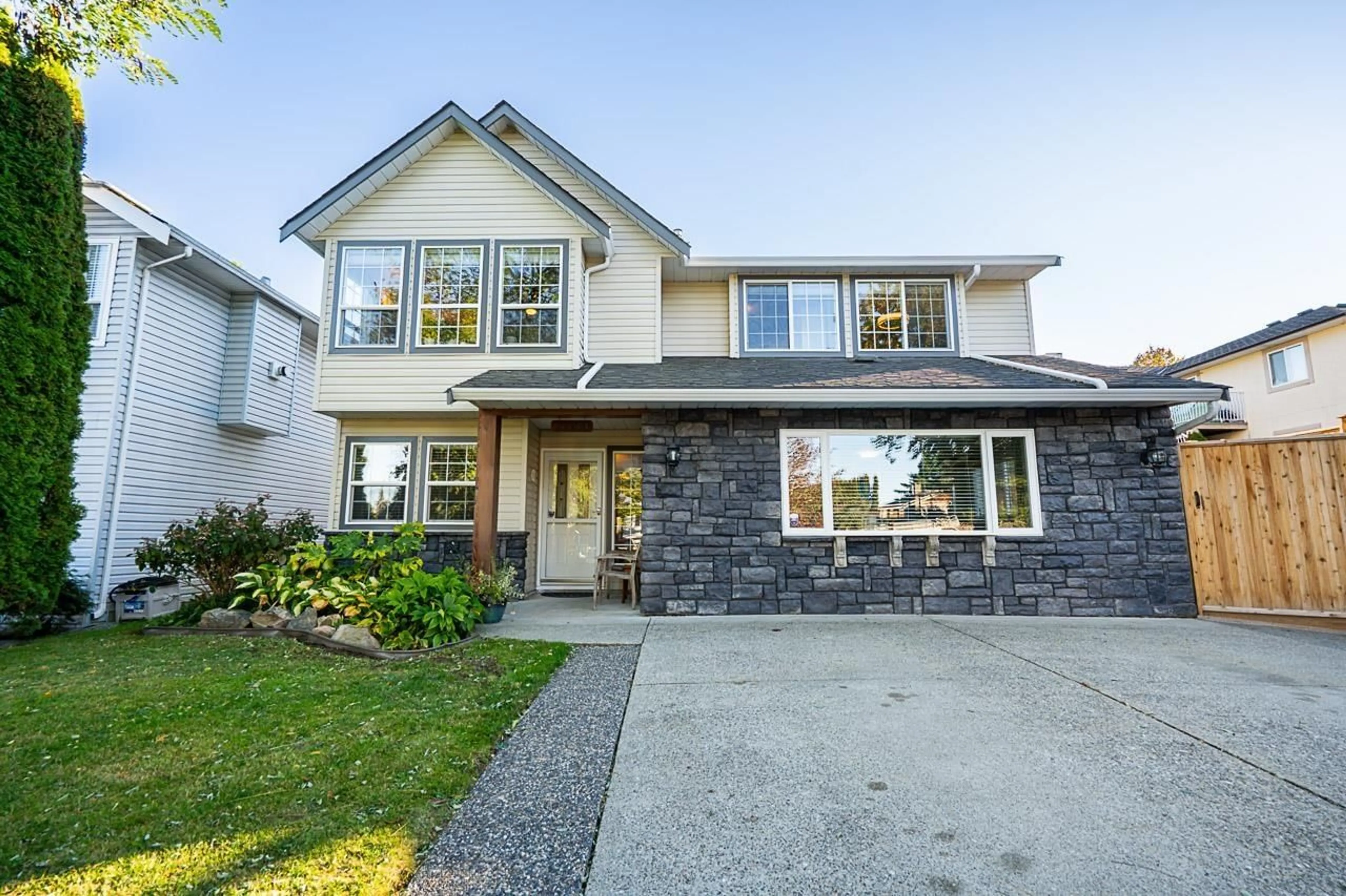 Home with vinyl exterior material, street for 26910 27B, Langley British Columbia V4W3E5