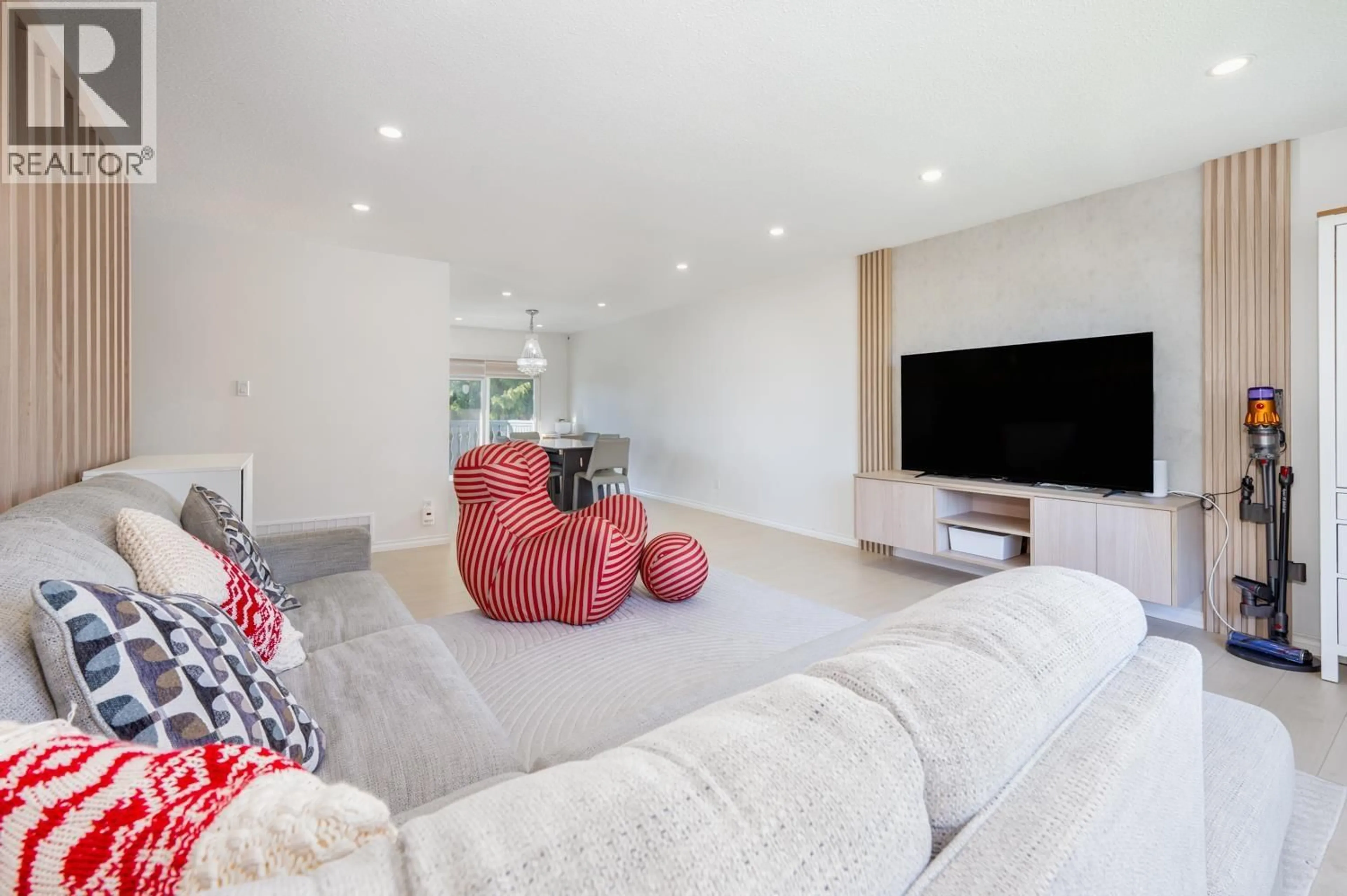 Living room with furniture, unknown for 7691 FROBISHER DRIVE, Richmond British Columbia V7C4P8