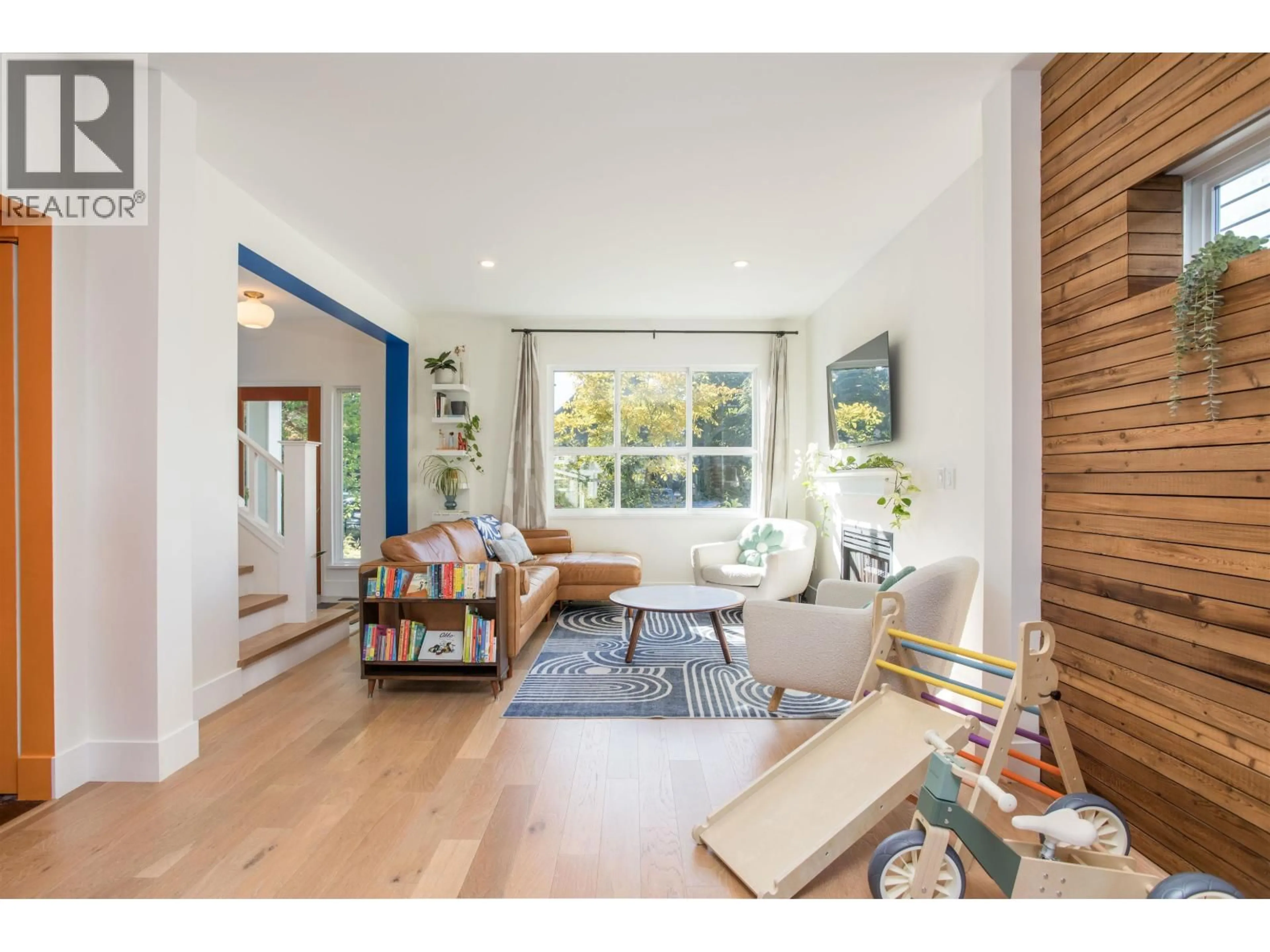 Living room with furniture, wood/laminate floor for 183 STAR CRESCENT, New Westminster British Columbia V3M6X6